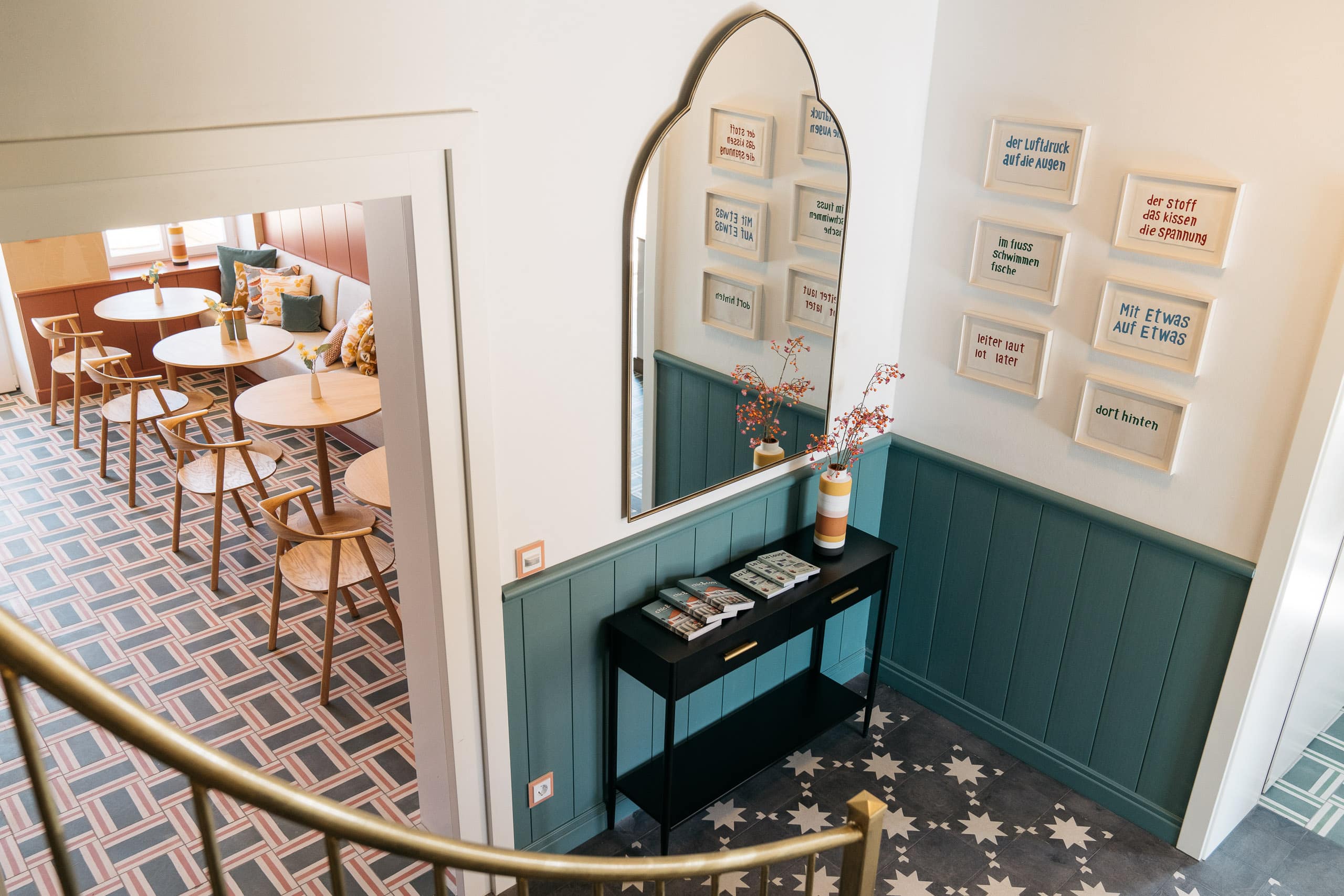 Blick von der Treppe auf Flur und Gastraum in der Villa Alma
