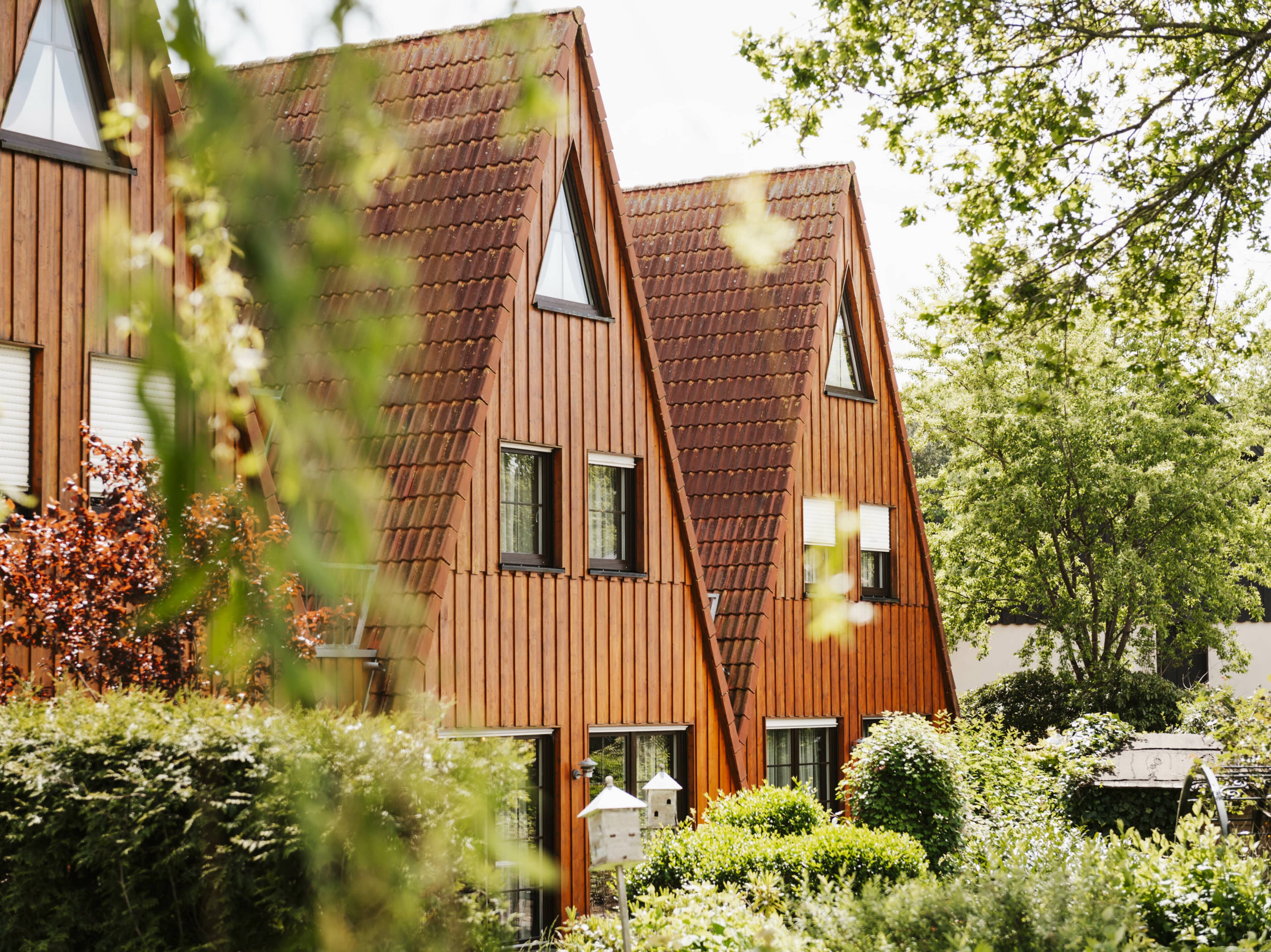 Außenansicht zwei Freienhäuser des Seehotel Gronau