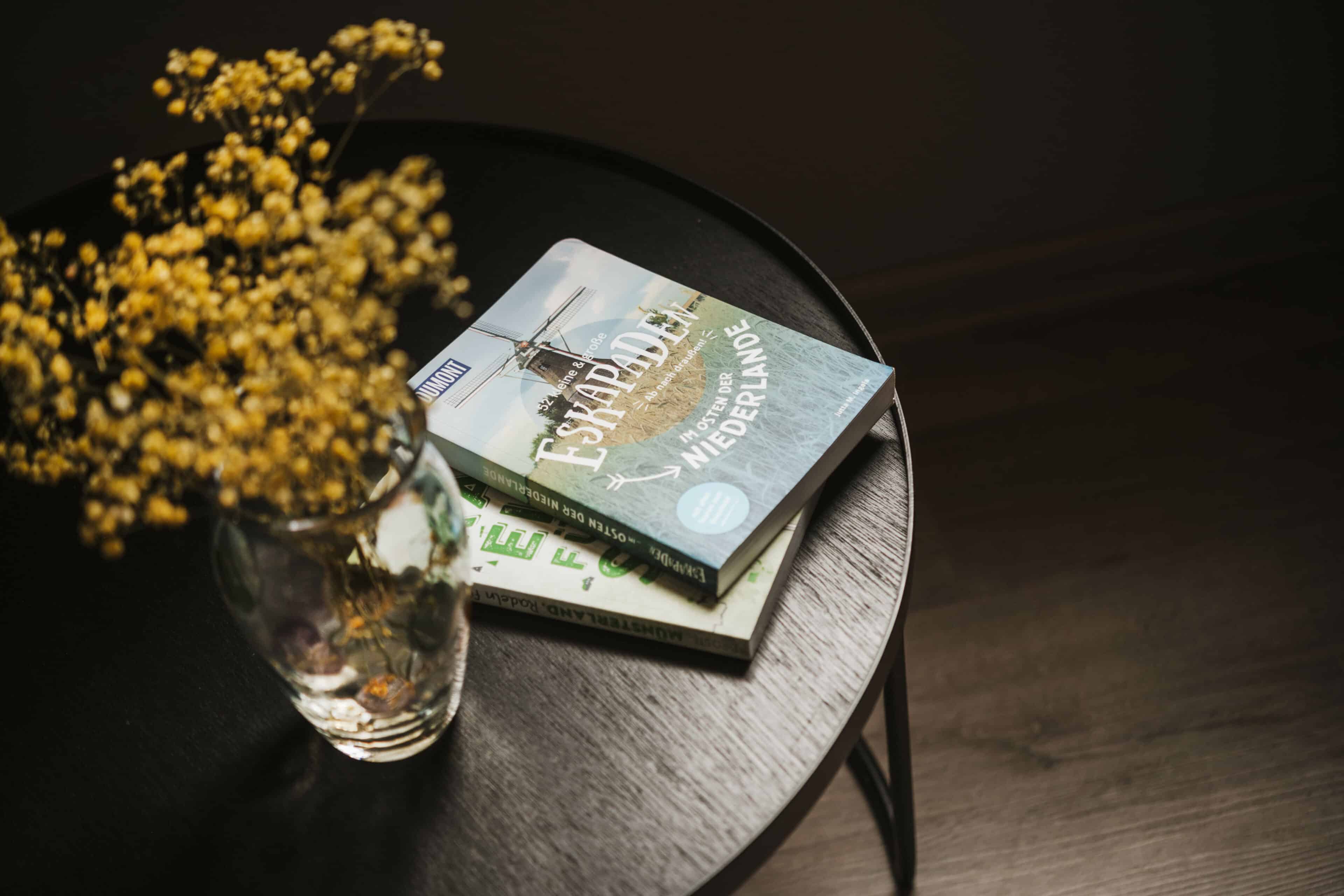 Detail Bücher auf Tisch