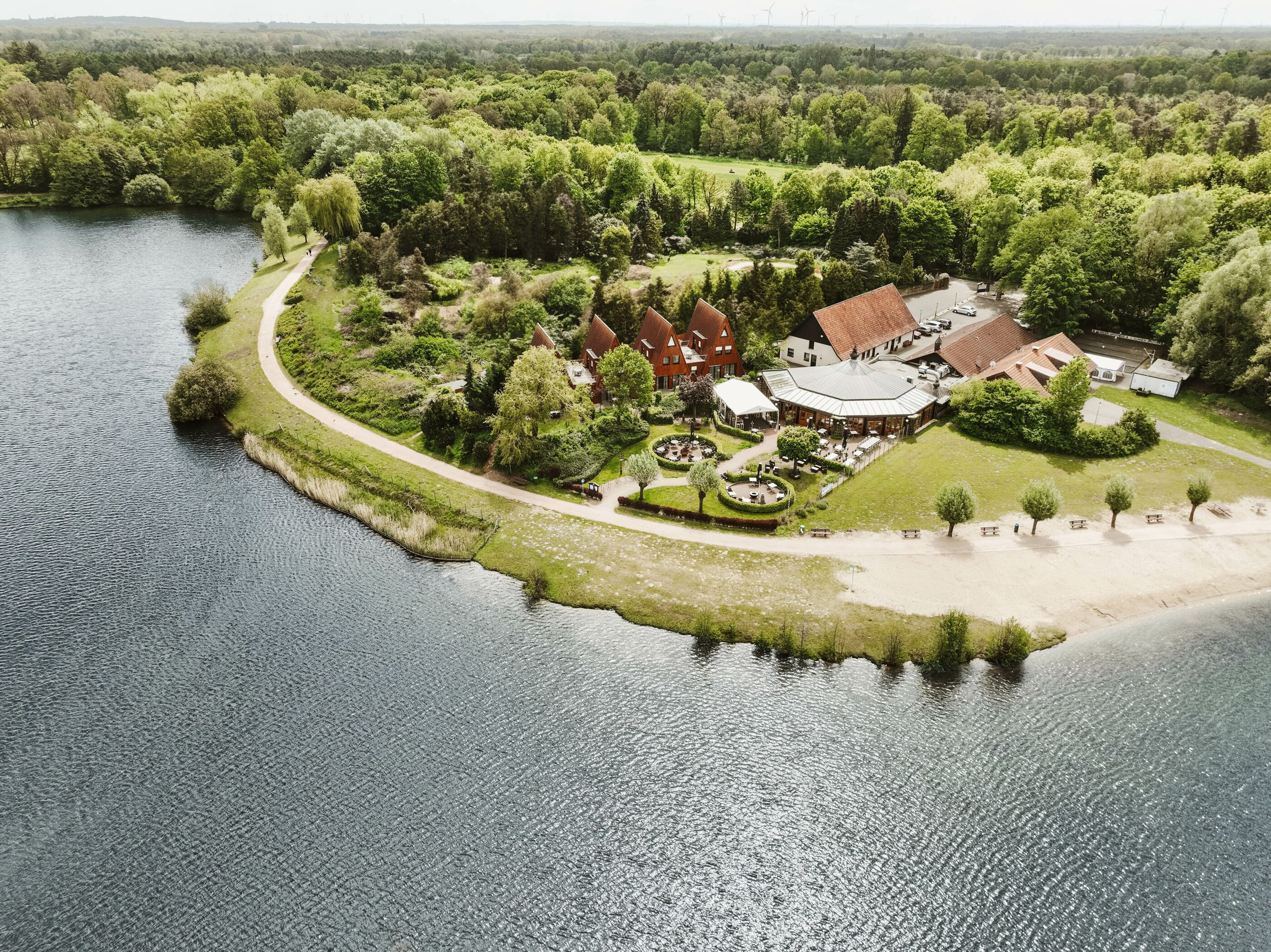 Blick von oben auf den See und die Anlage des Seehotel Gronau