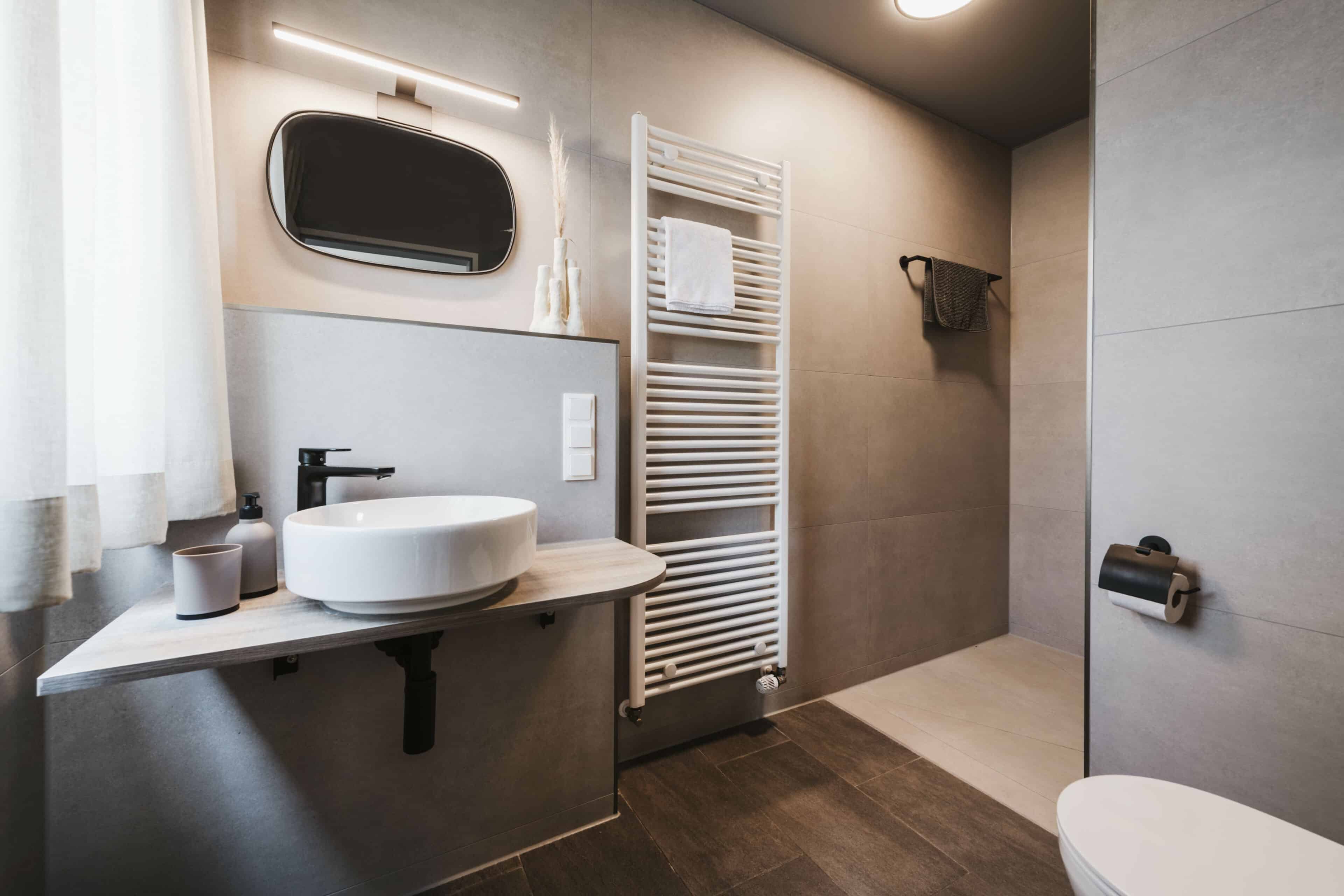 Badezimmer mit Dusche im Seehotel Gronau