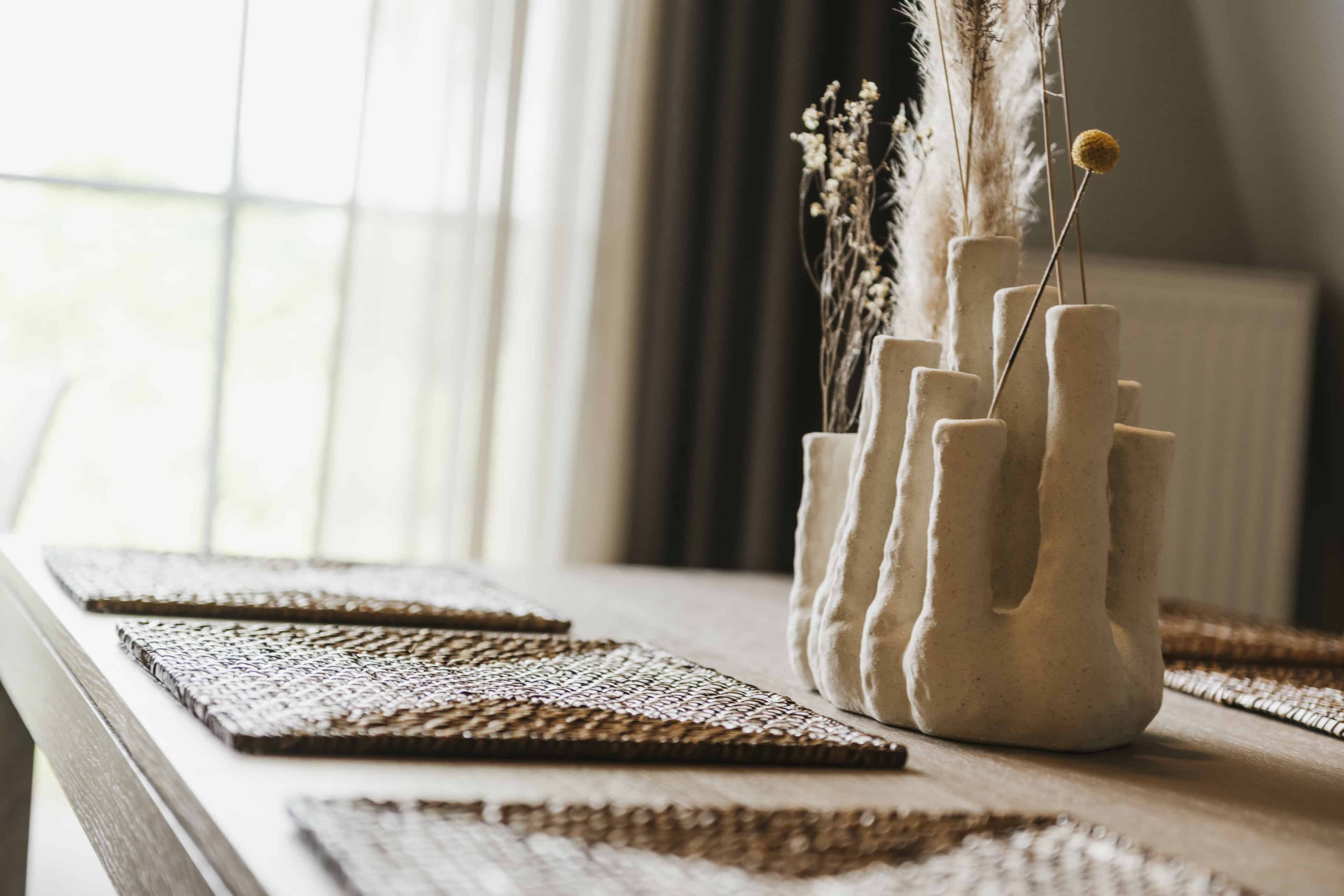 Detailansicht organische Vase als Centerpiece auf Essisch im Seehotel Gronau