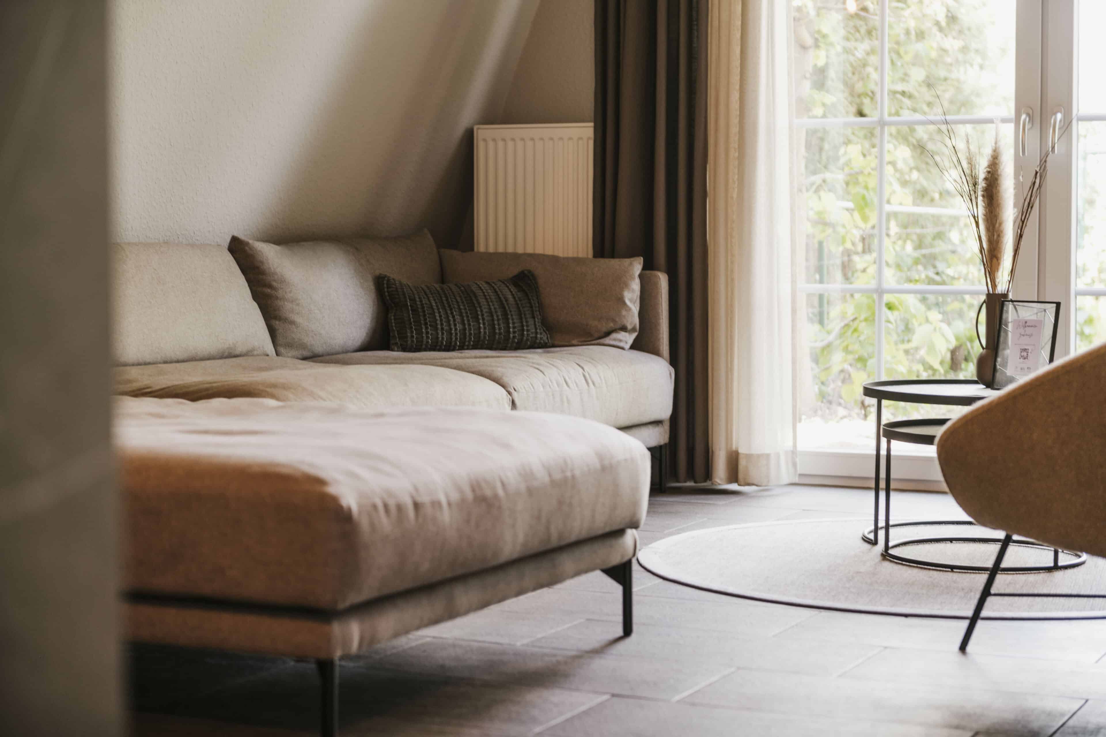 Sofa und Fenster im Seehotel Gronau