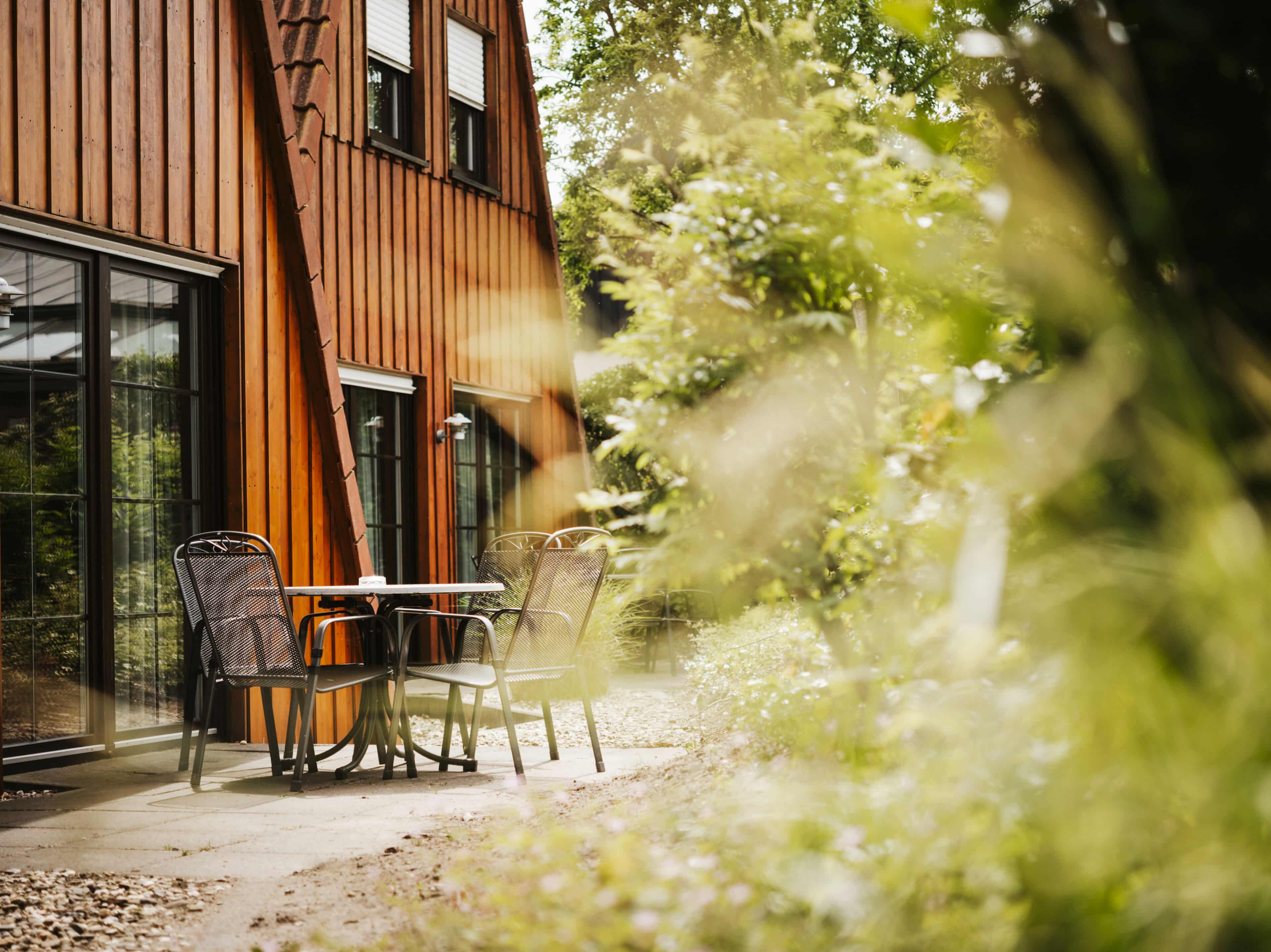Terrasse mit Sitzplatz vor  Apartmenthaus im Seehotel Gronau