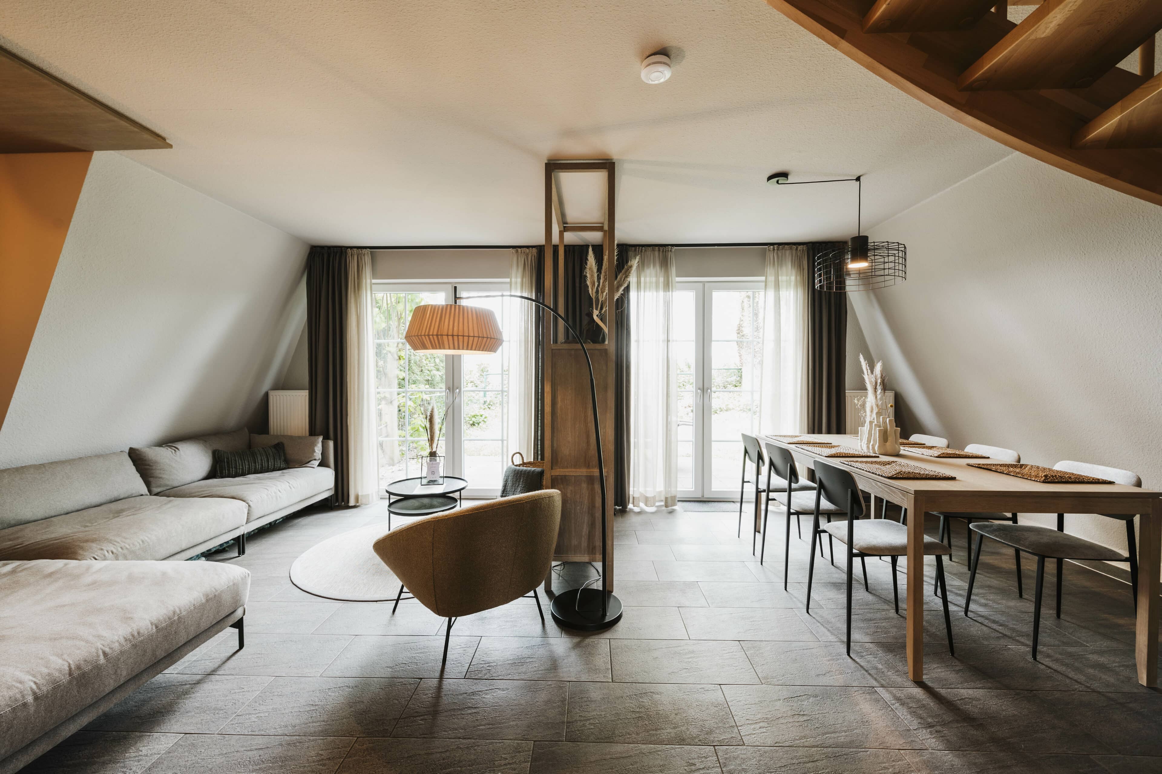 Wohnzimmer mit Tisch und großem Sofa im Seehotel Gronau