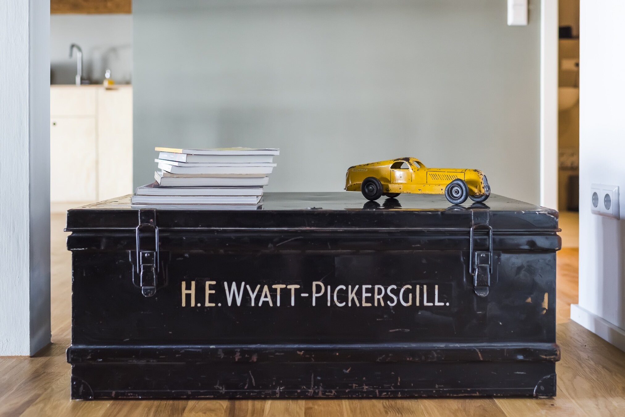 Gelbes Spielzeugauto und Bücherstapel auf schwarzer Kiste, Detail im Friz BnB