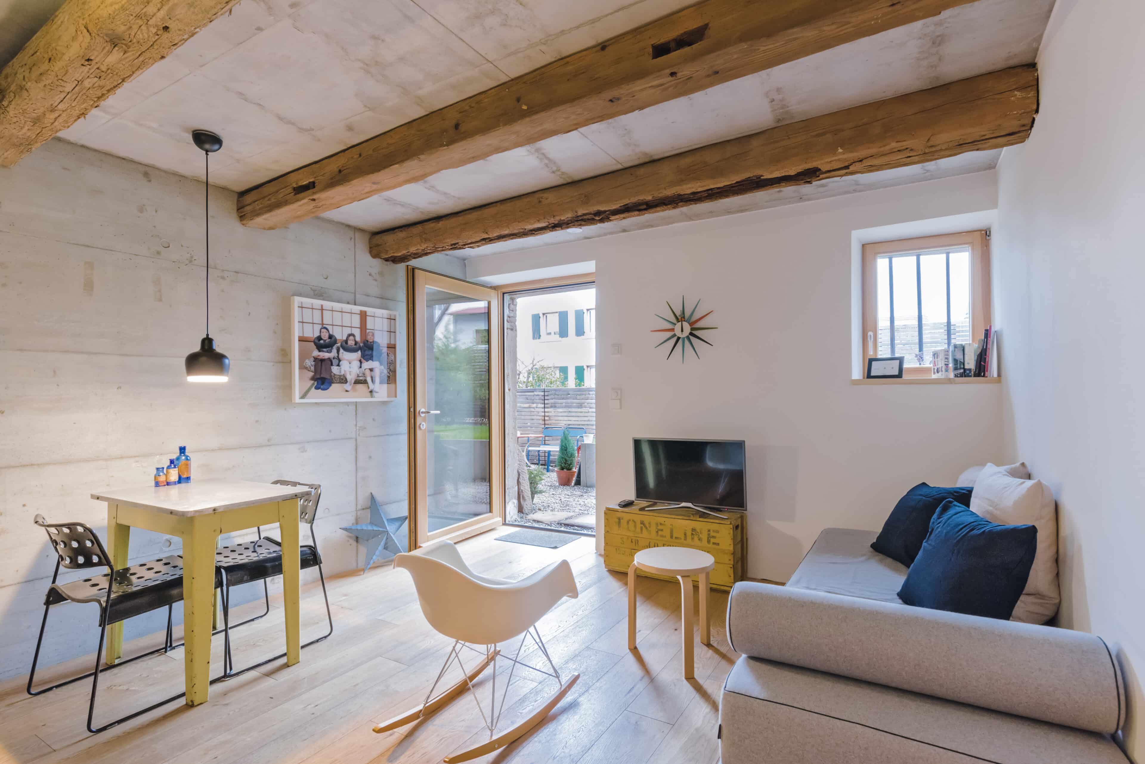 Wohnzimmer mit Esstisch und Zugang zur Terrasse im Friz BnB