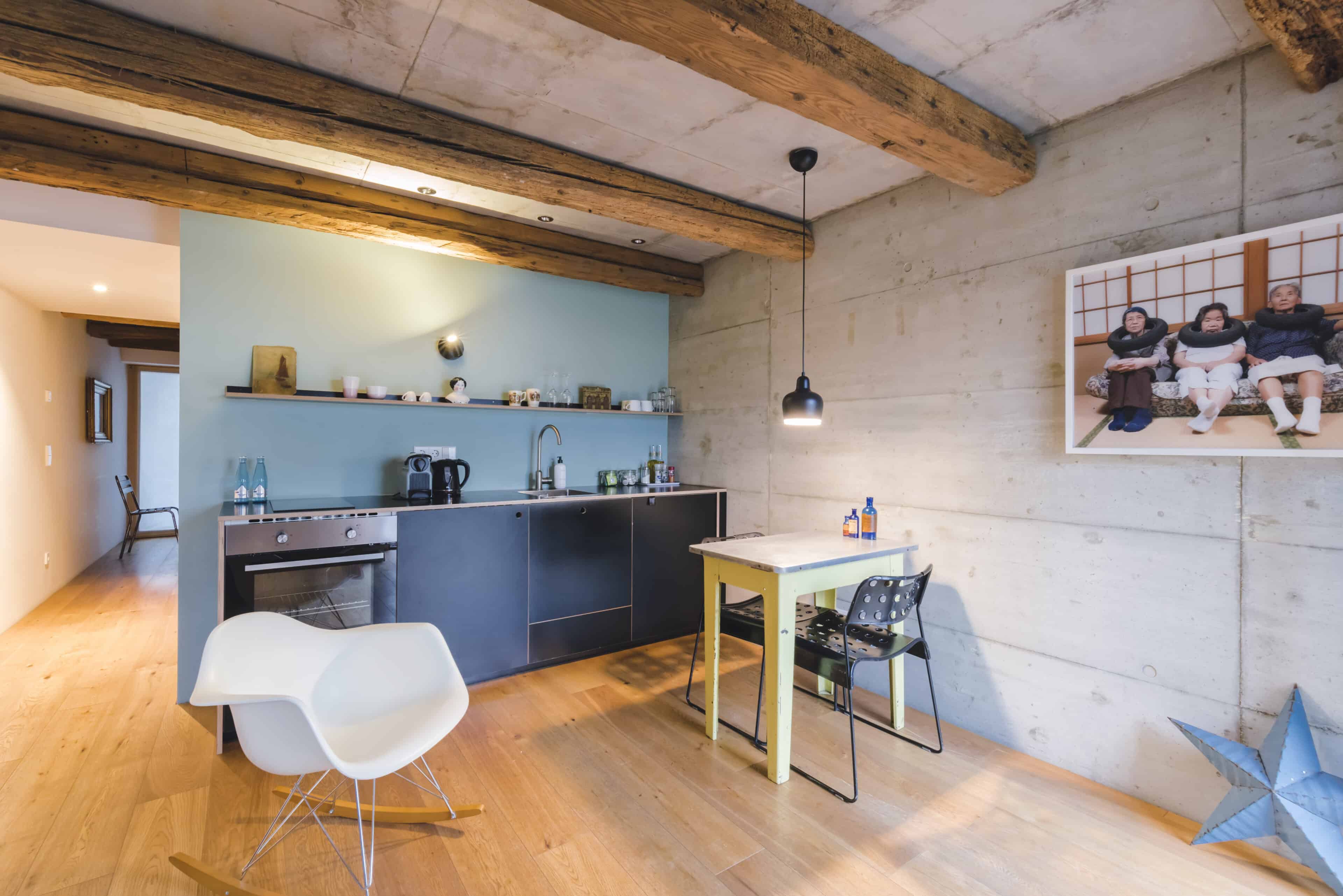 Couch und Küchenzeile im Friz BnB