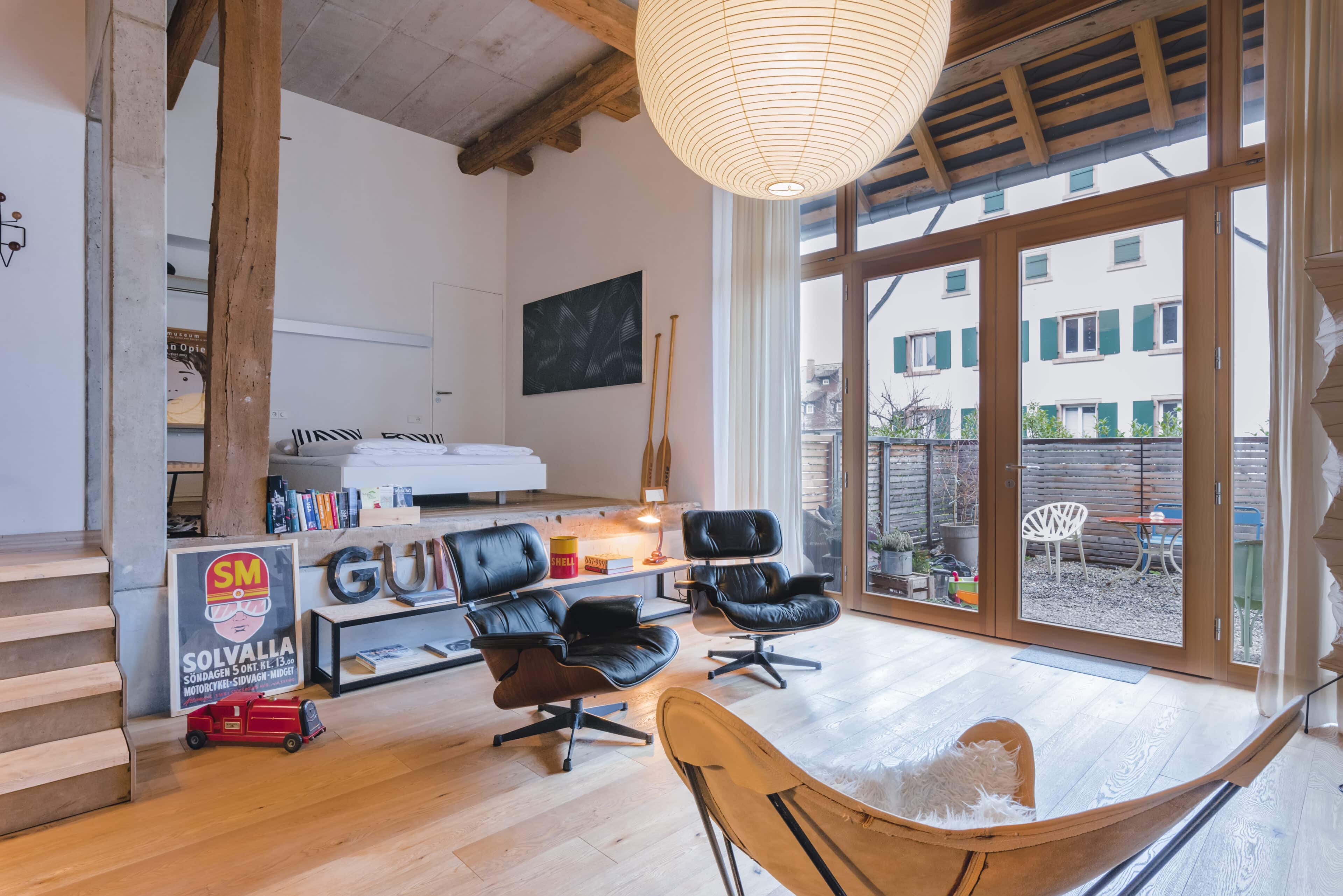 Zimmer mit Bett und zwei Sesseln im Friz BnB