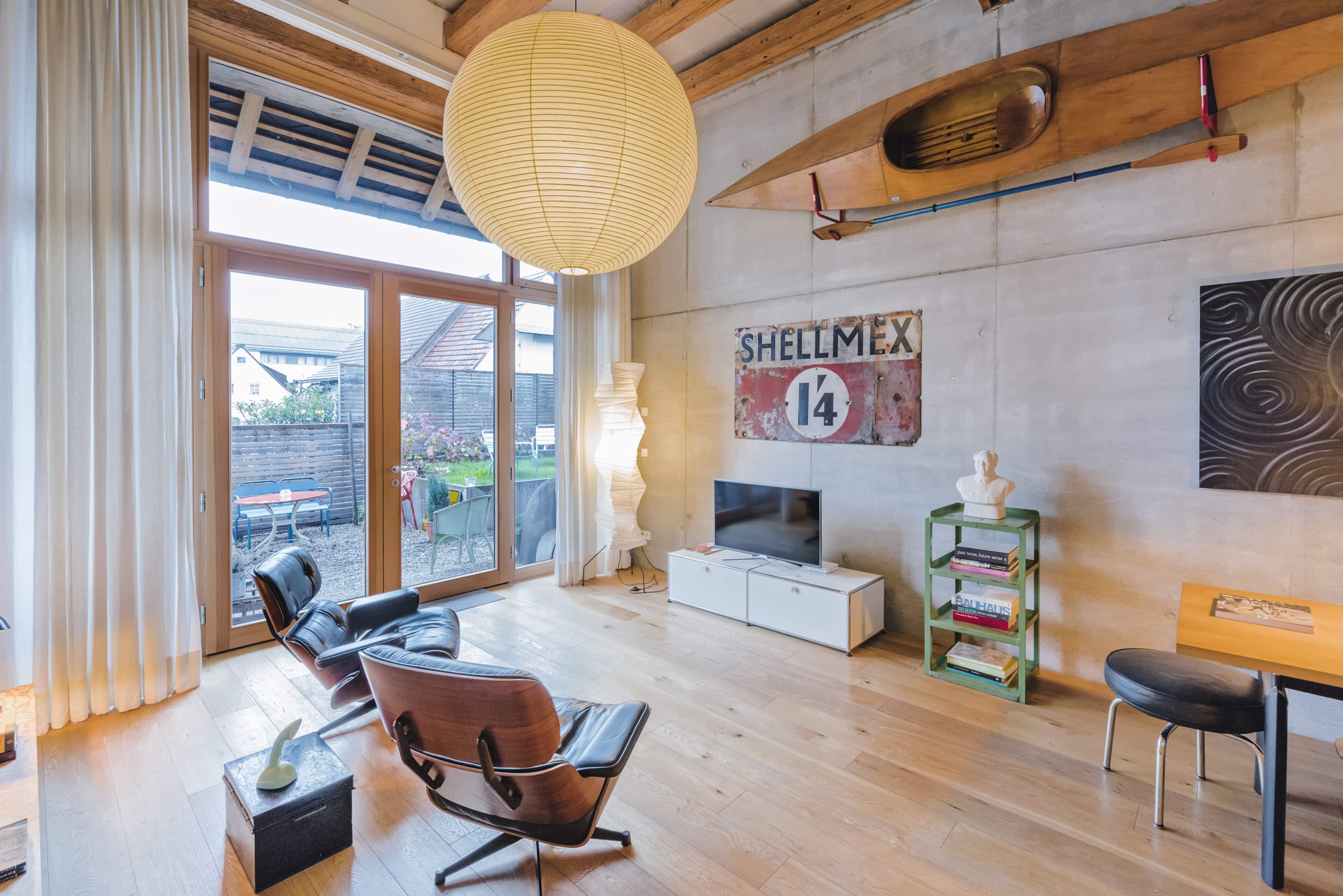 Zimmer mit großem Fenster und Unikaten im Friz BnB