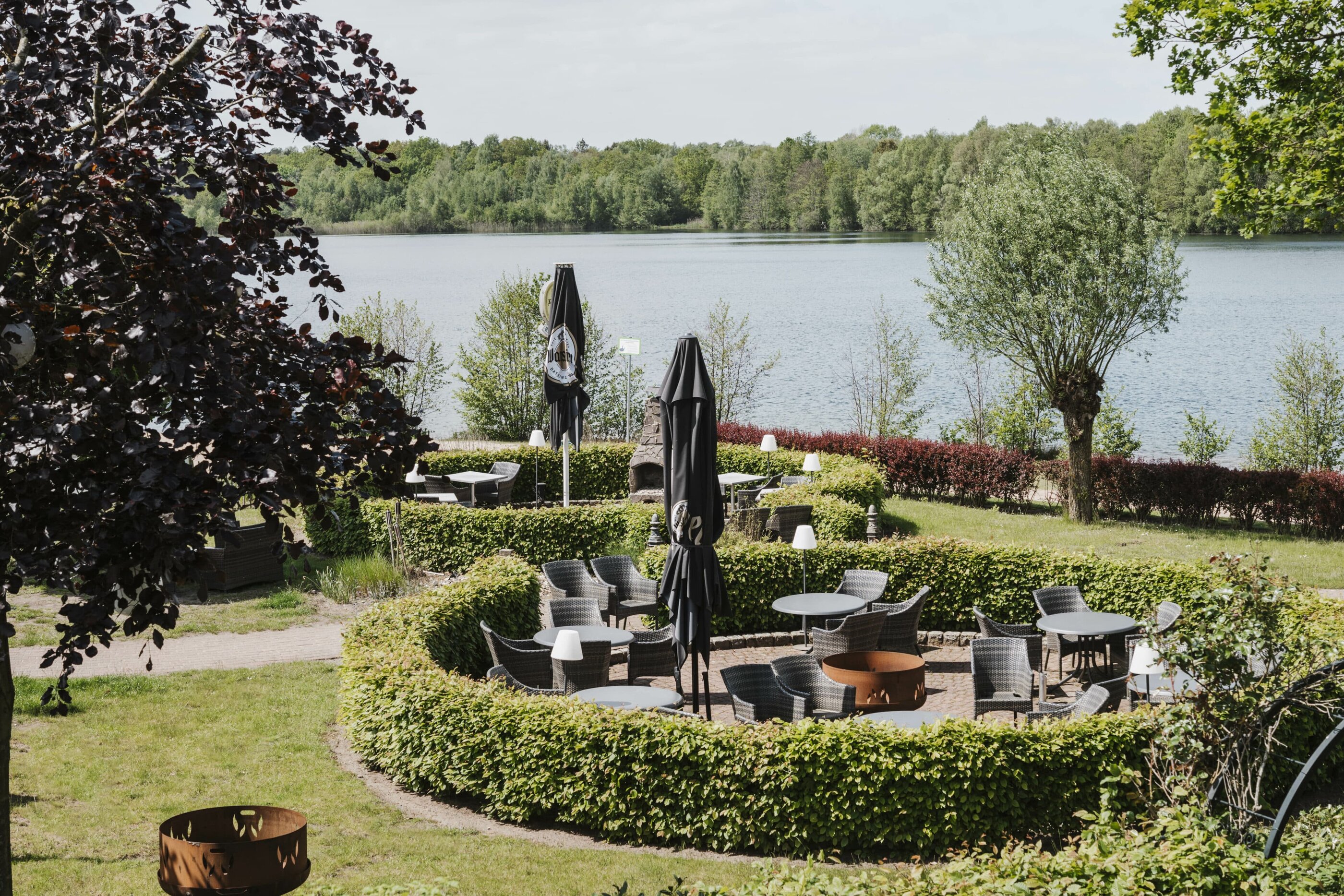 Außensitzplätze des Seehotel Gronau