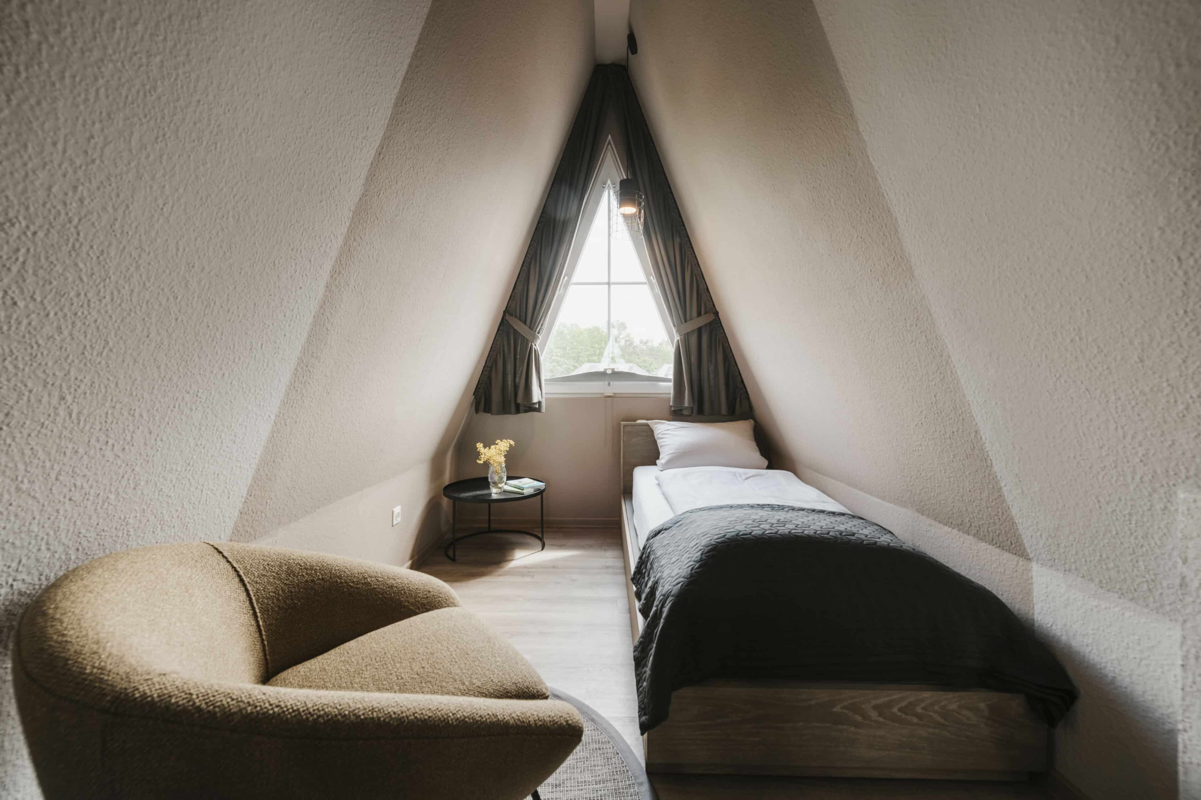 Einzelbett im Giebel des Seehotel Gronau