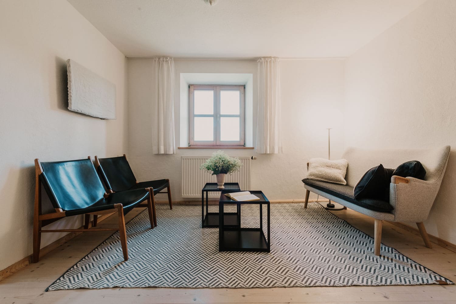 Sofa und zwei Leder-Loungechairs im Haidl Madl