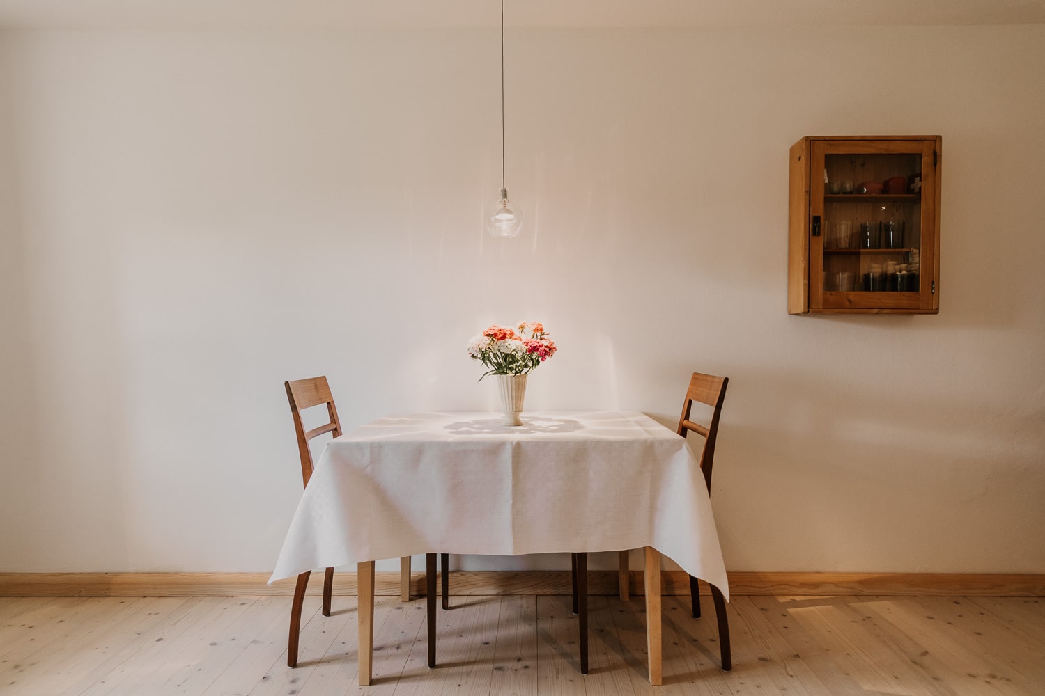 Esstisch mit kleinem Hängeschrank im Haidl Madl