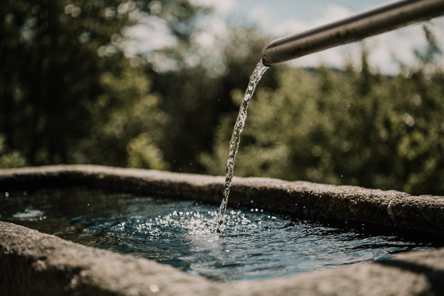 Wasser, das in Brunnen läuft im Haidl Madl