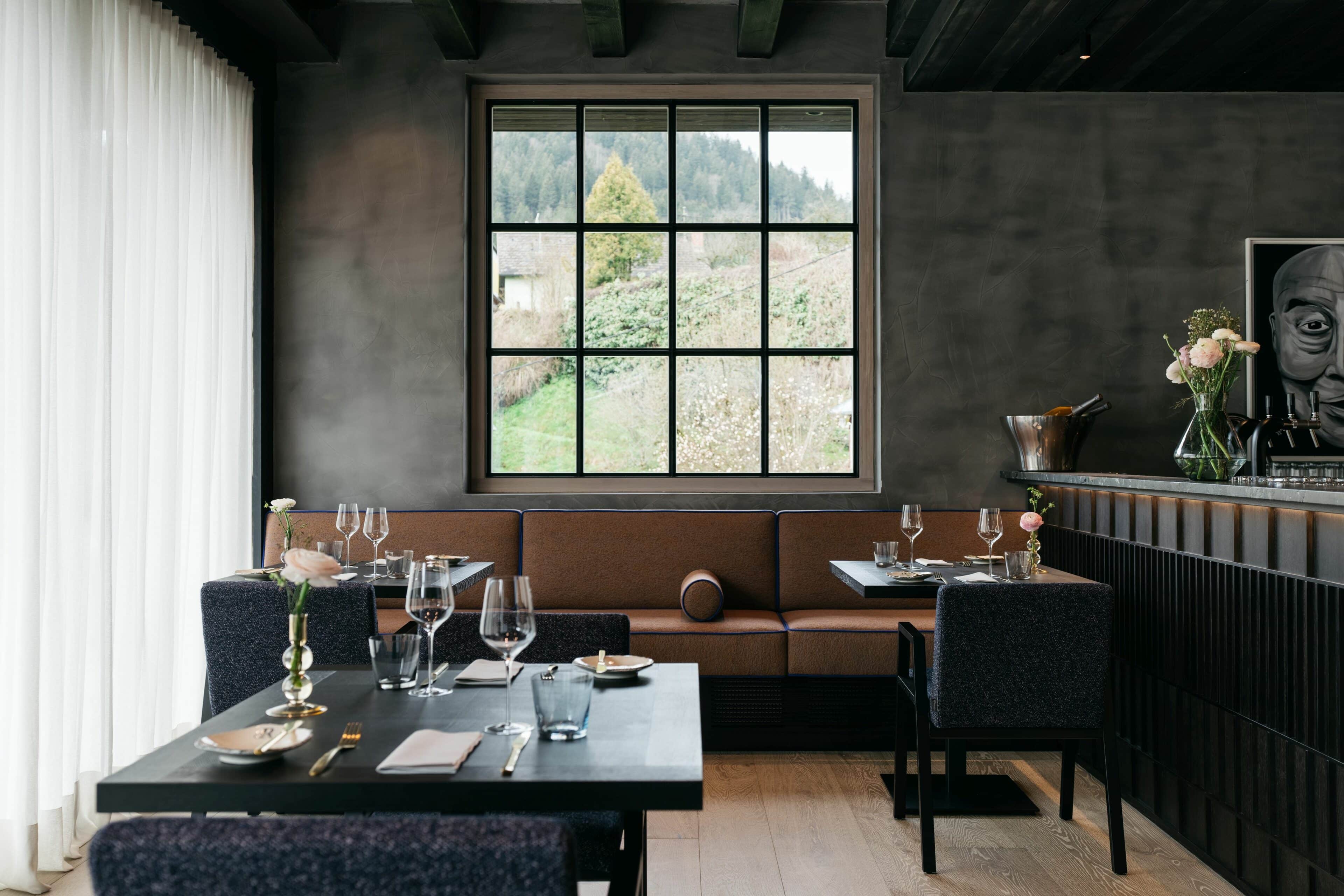 Sitzplatz am Sprossenfenster im Refugium Lunz