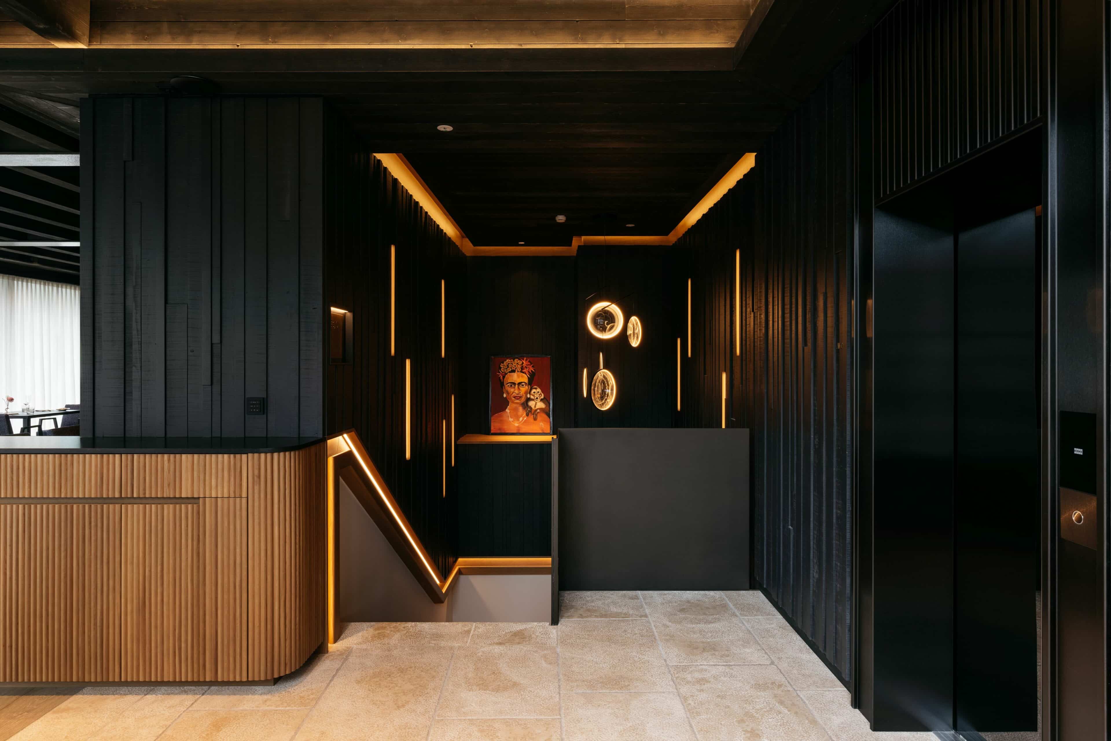 Rezeption und Treppe im Refugium Lunz