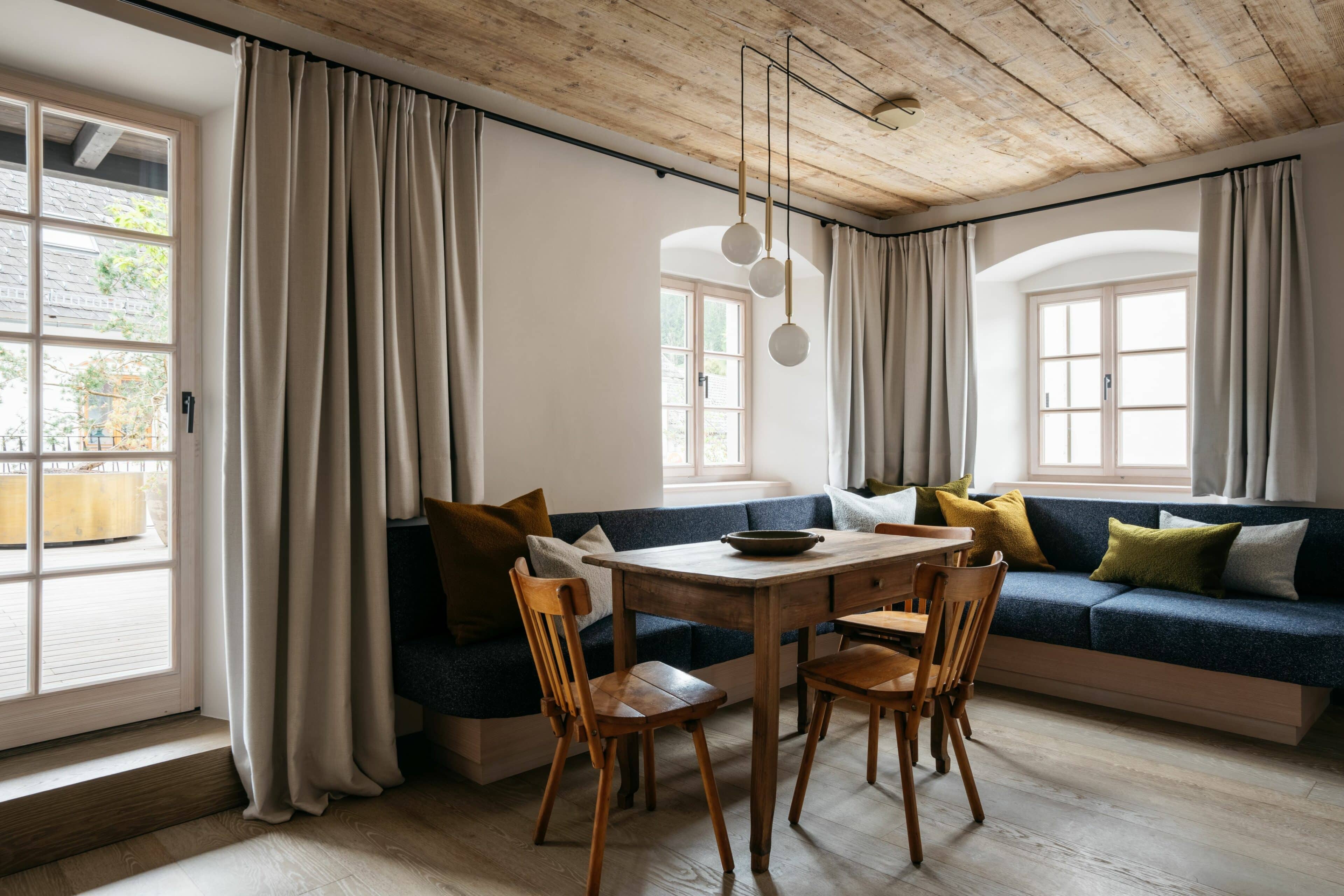 Sitz- und Essecke mit Terrassenzugang im Refugium Lunz