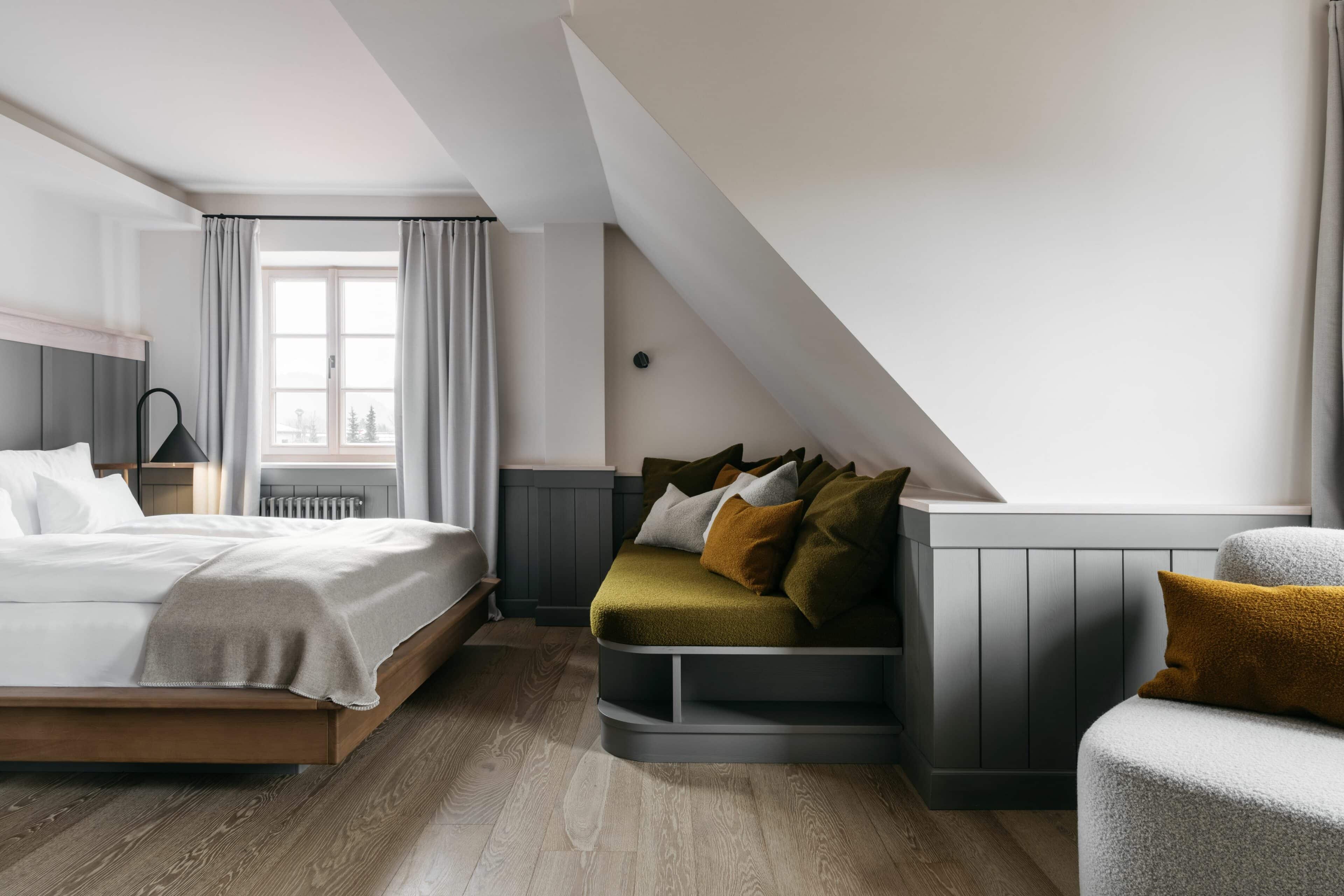Chaiselongue und Bett im Zimmer des HotelsRefugium Lunz