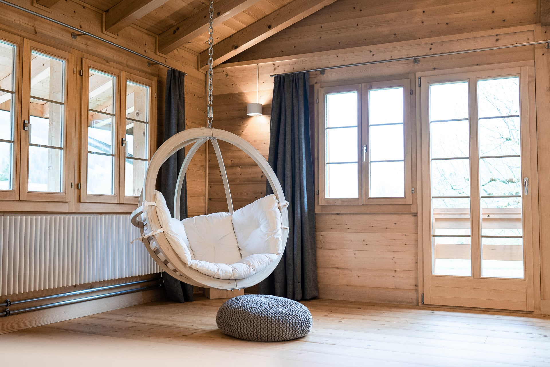 Hängesessel aus Holz in der Lenk Lodge