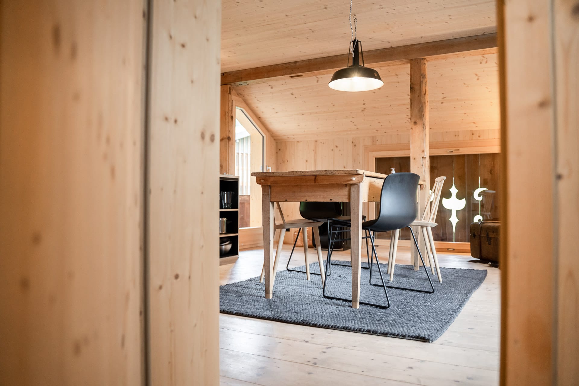 Esstisch im Zimmer der Lenk Lodge