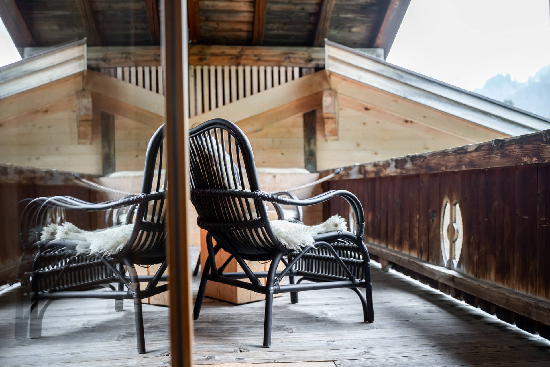 Stuhl mit Schaffell auf Balkon der Lenk Lodge