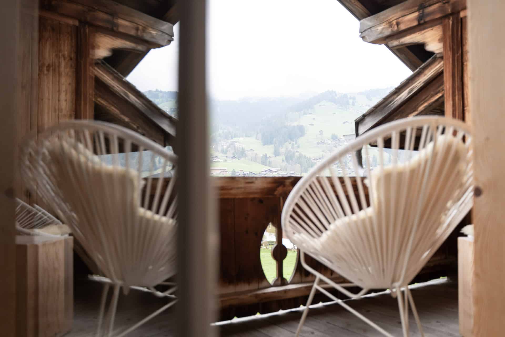 Sitzplatz auf dem Balkon mit Blick auf die Berge in der Lenk Lodge