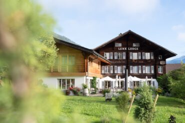 Das historische Haus und der Anbau der Lenk Lodge