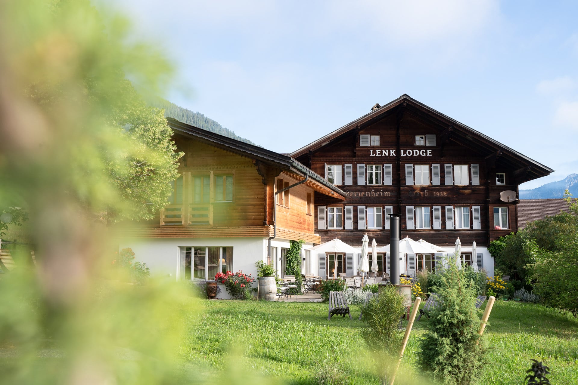 Das historische Haus und der Anbau der Lenk Lodge