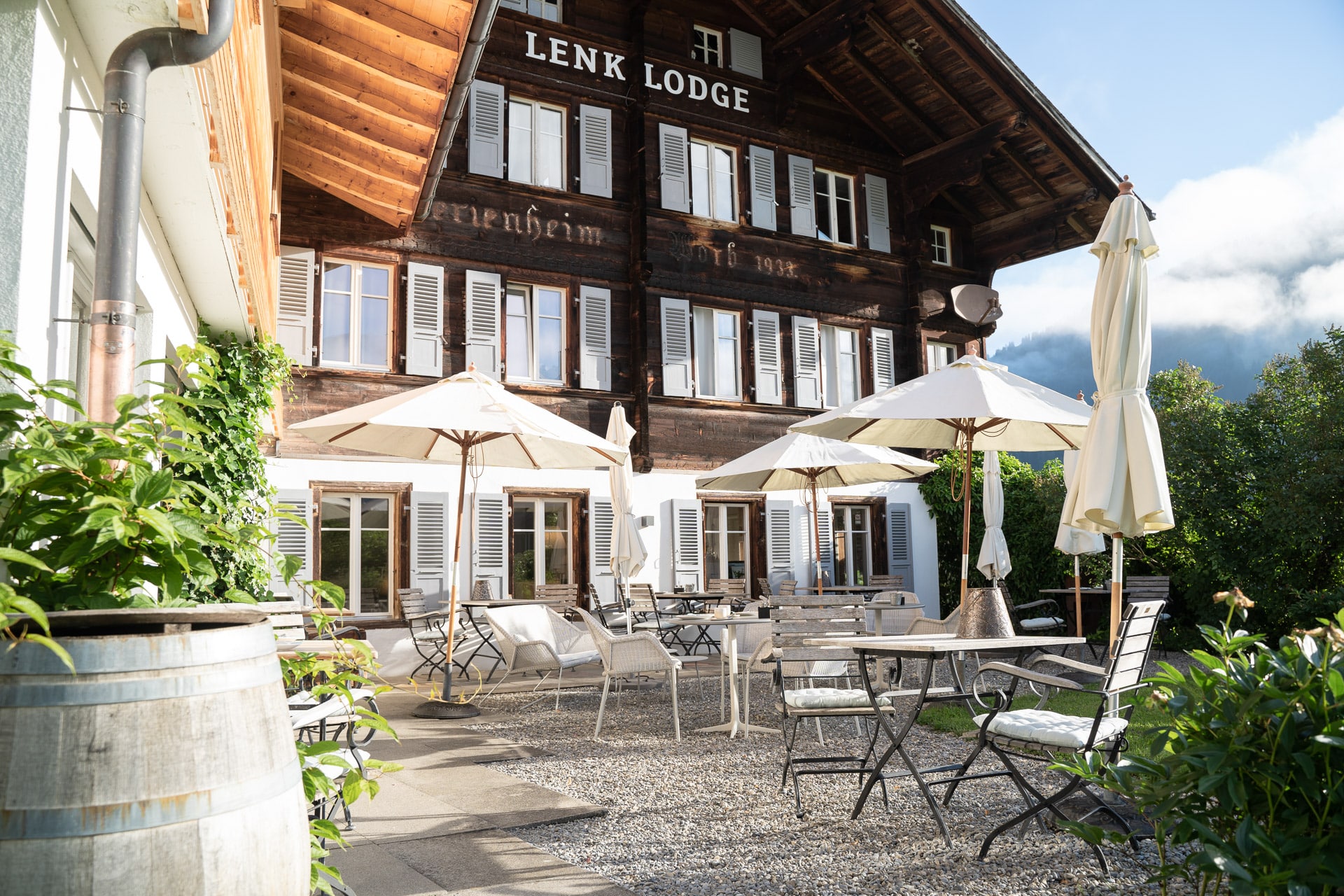 Terrasse vor Holzfassade der Lenk Lodge
