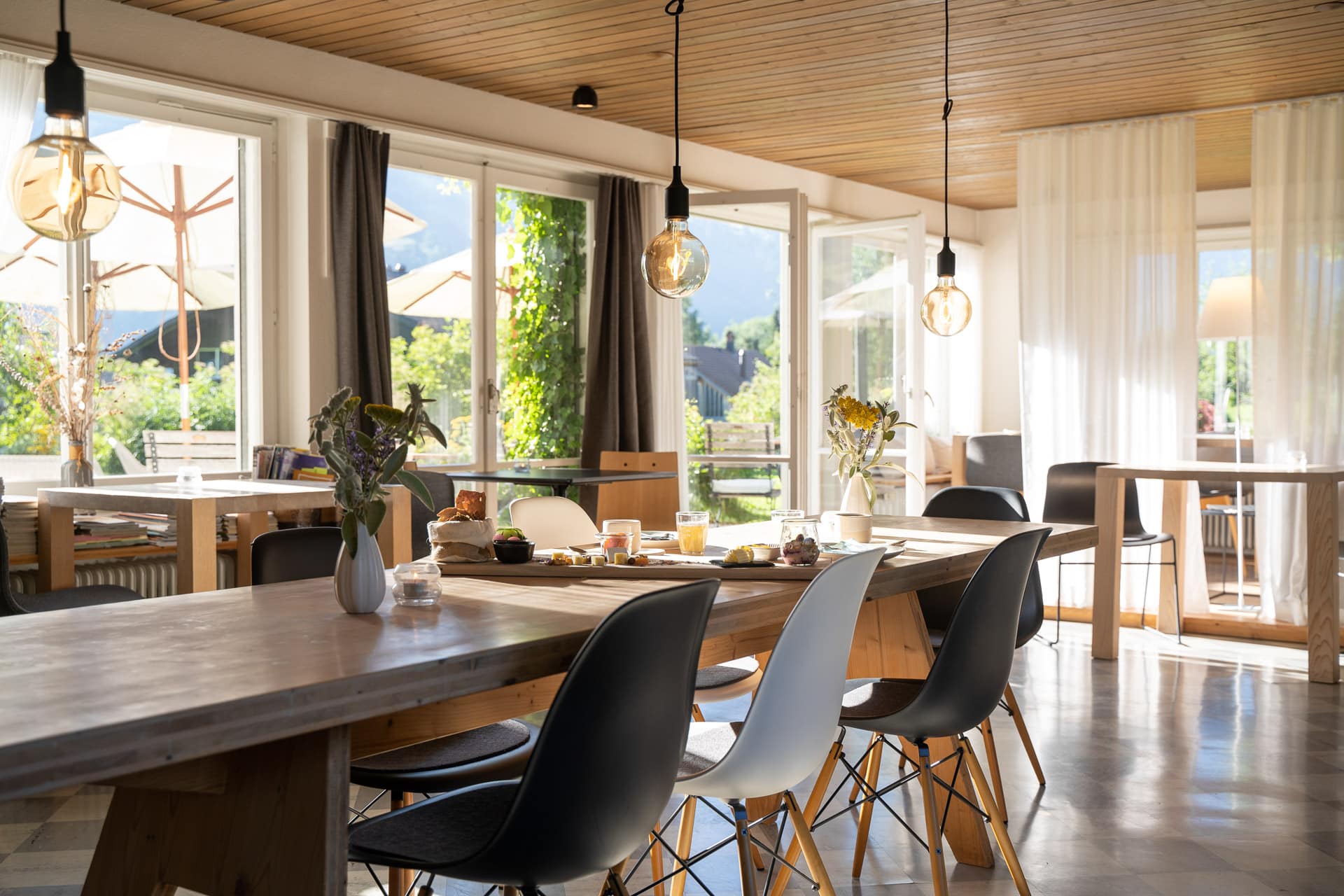 Langer Frühstückstisch im Gastraum der Lenk Lodge