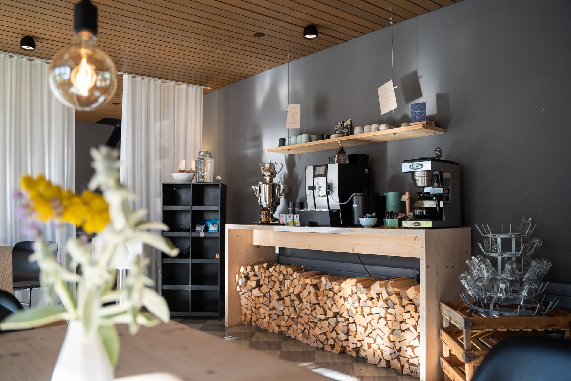 Kaffeestation im Gastraum der Lenk Lodge