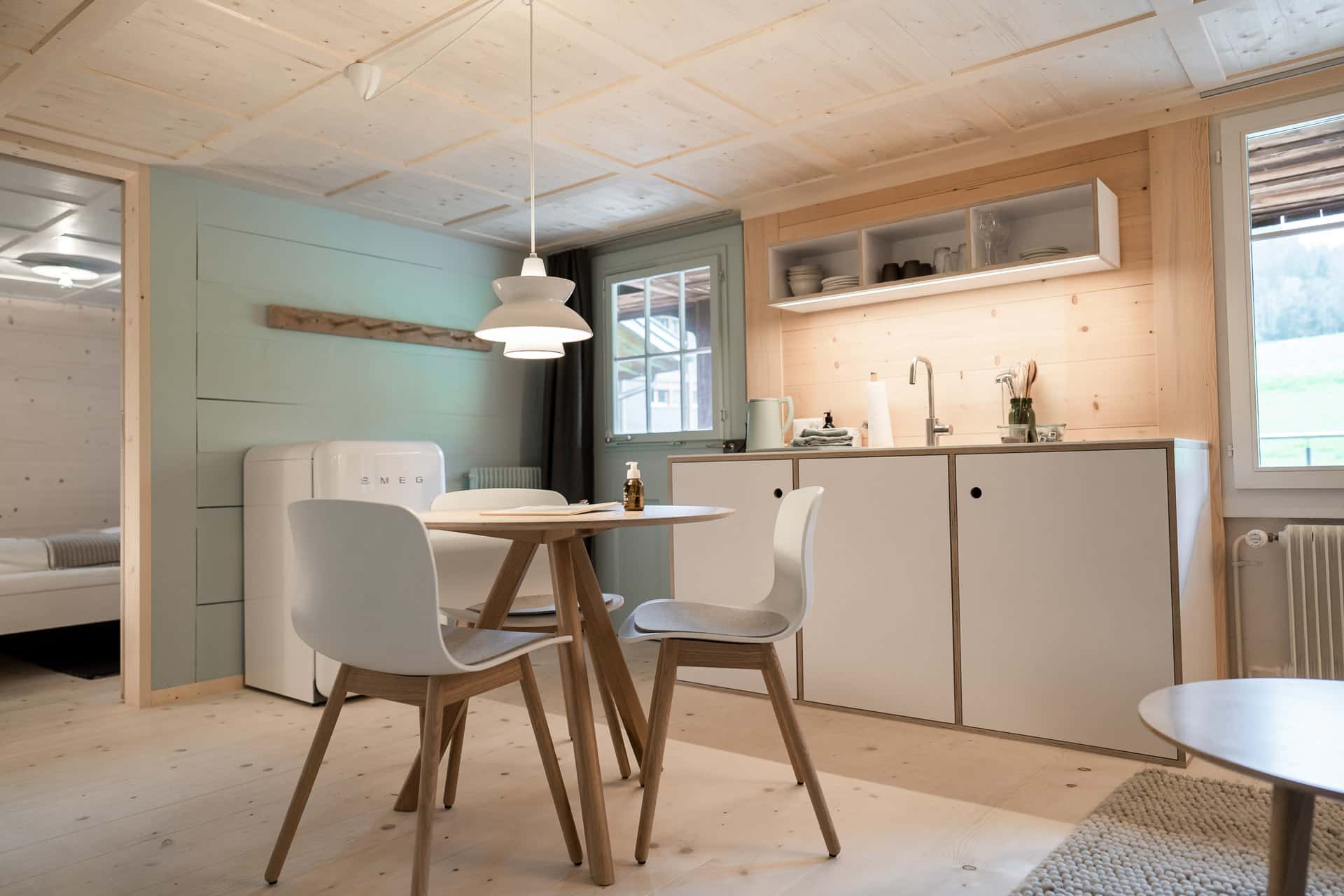 Küche mit Arbeits- und Essplatz in der Lenk Lodge