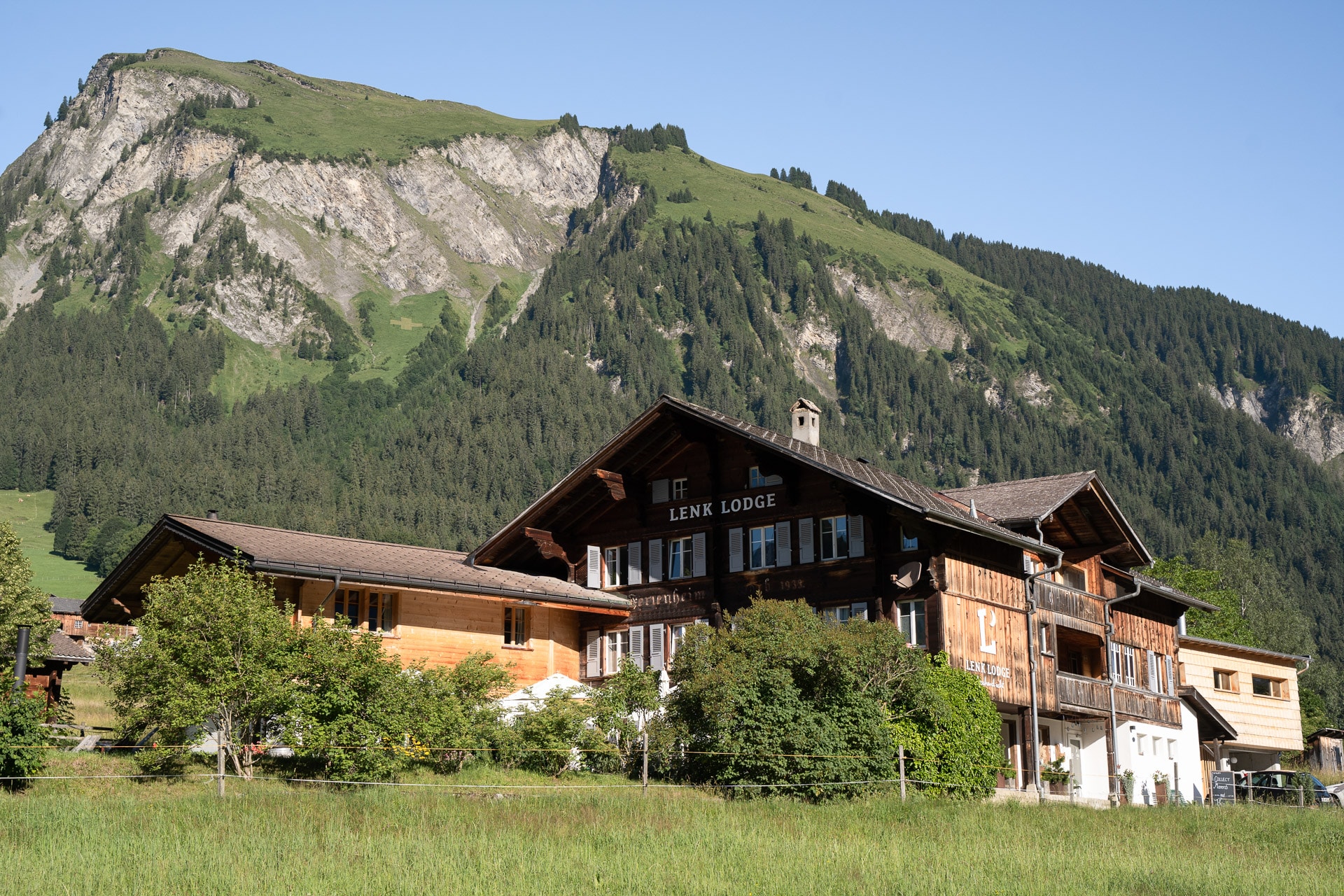 Boutiquehotel Lenk Lodge vor Bergkulisse