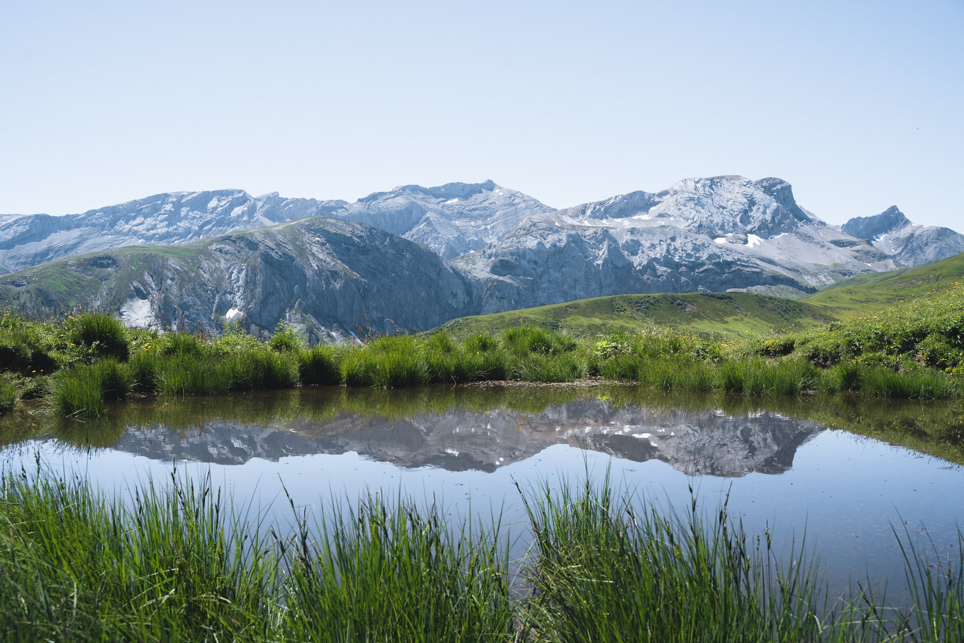 Natursee vor Bergkulisse