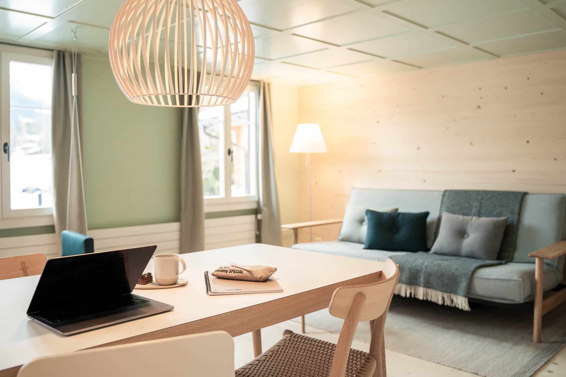 Arbeits- und Wohnzimmer in der Lenk Lodge