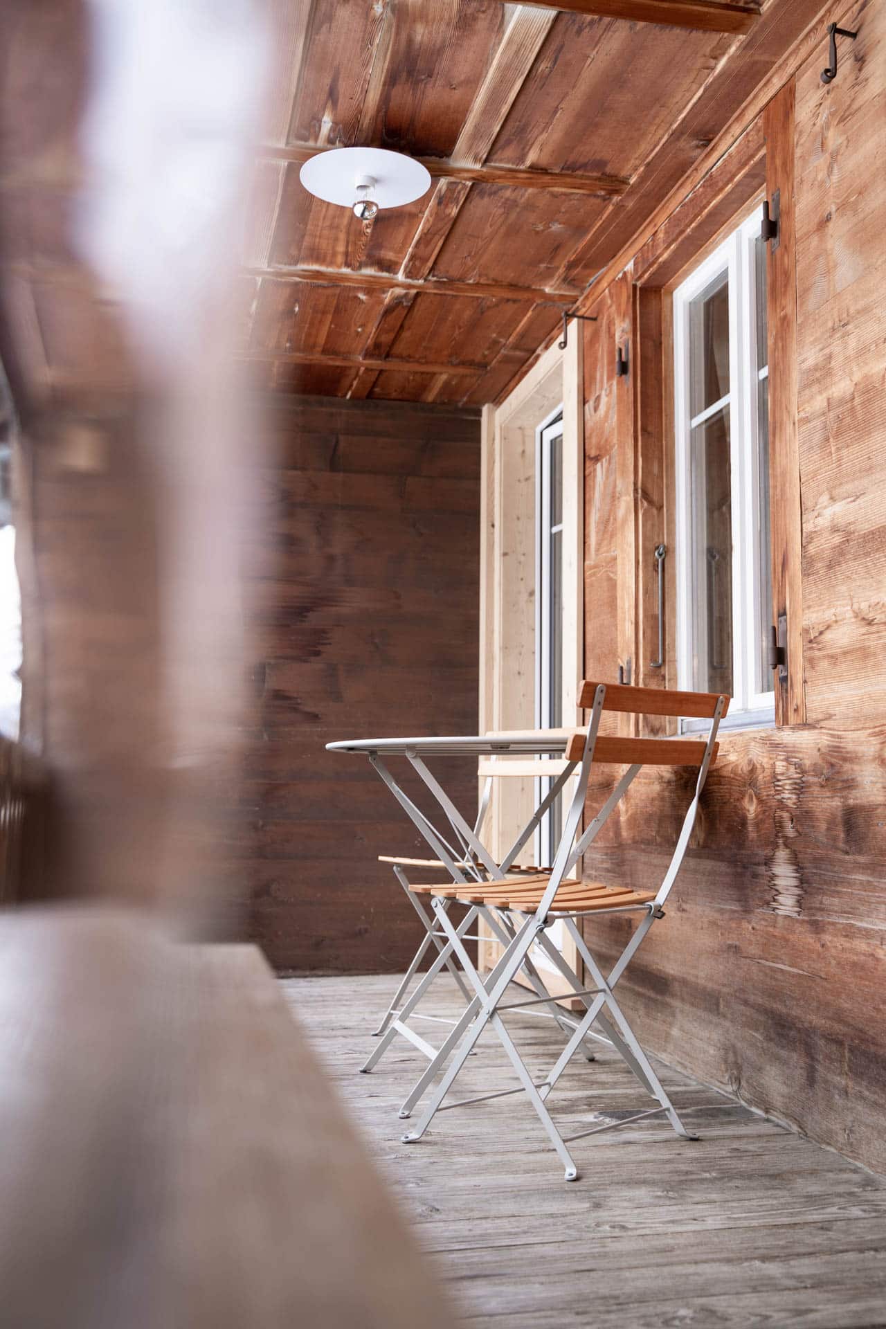 kleiner Outdoorsitzplatz vor der Tür in der Lenk Lodge
