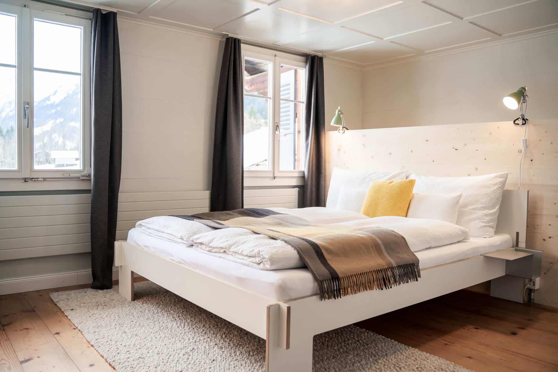 Bett im Doppelzimmer der Lenk Lodge