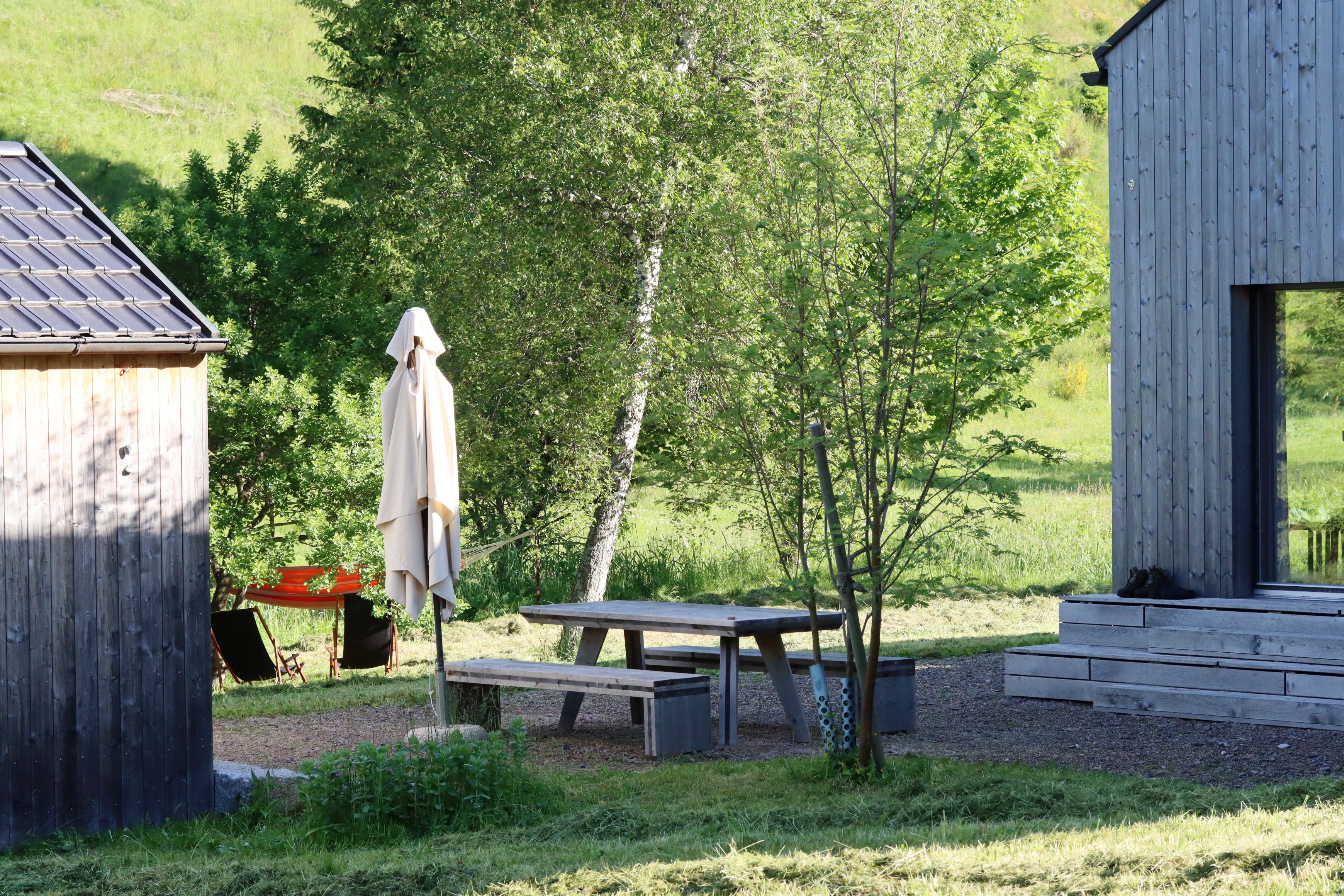 Terrasse mit Sitzbänken auf dem Seilerhansenhof