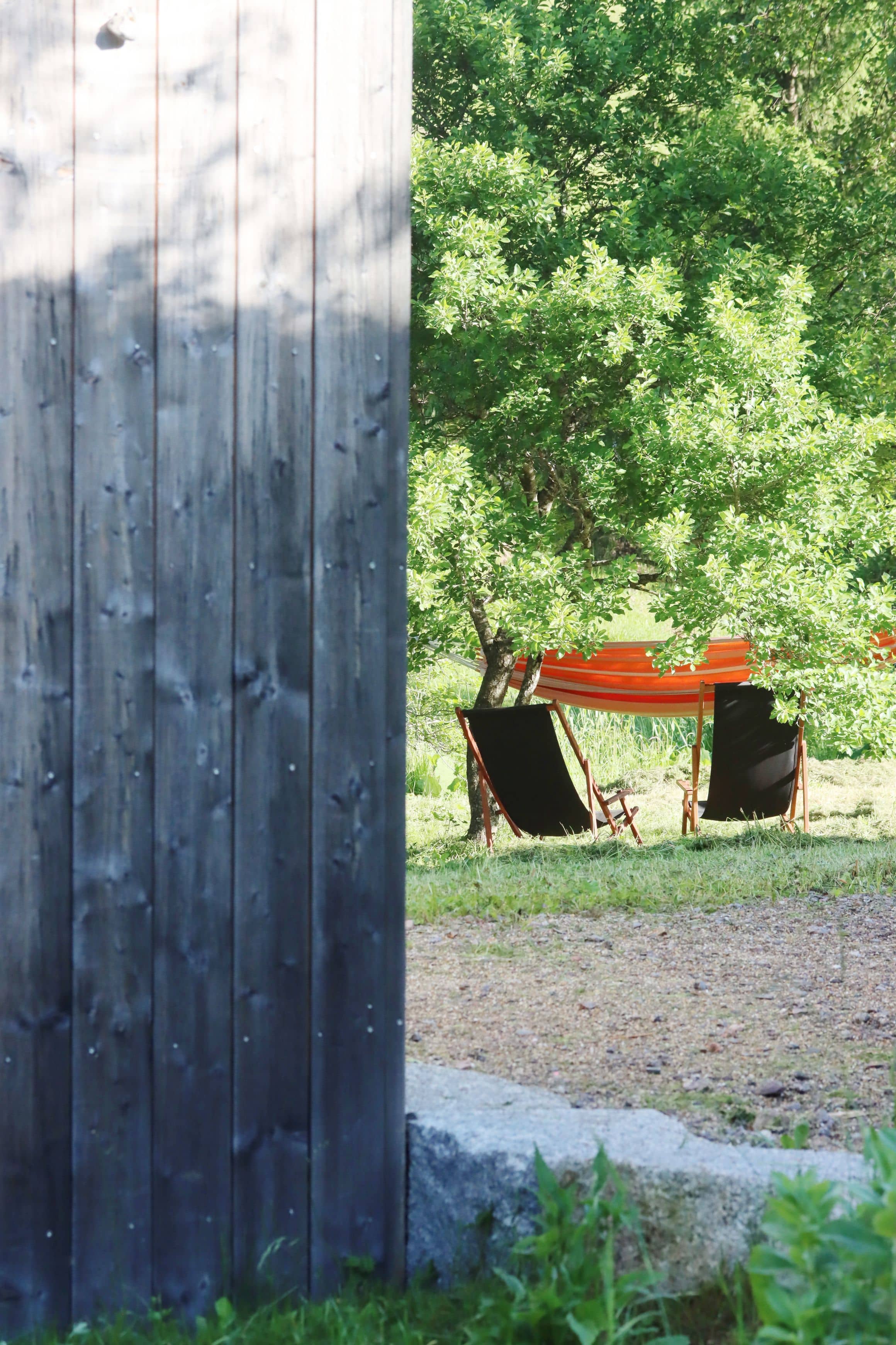 Hängematte und Klappstühle im Garten des Seilerhansenhofs