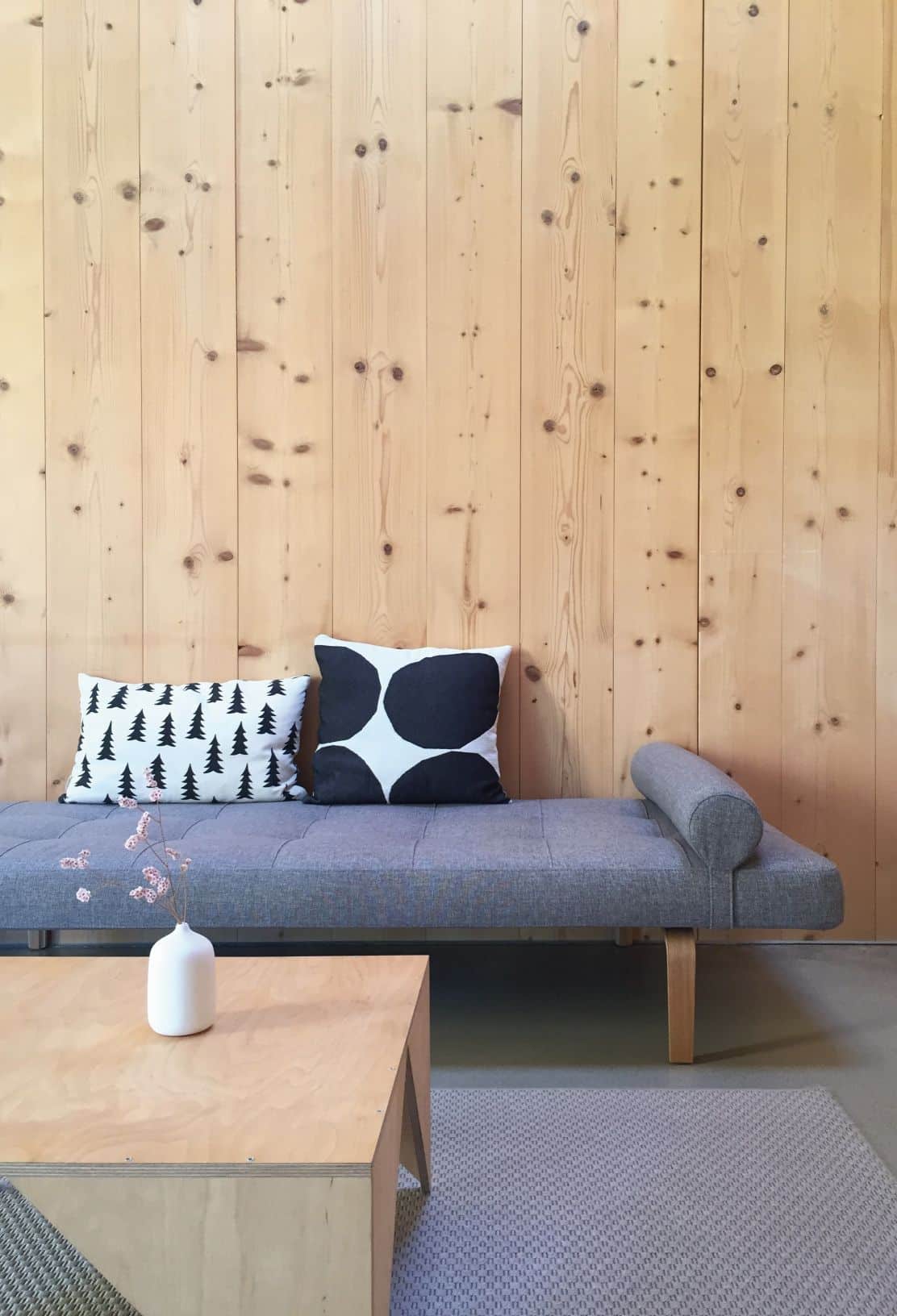 Sitzecke mit gemusterten Kissen