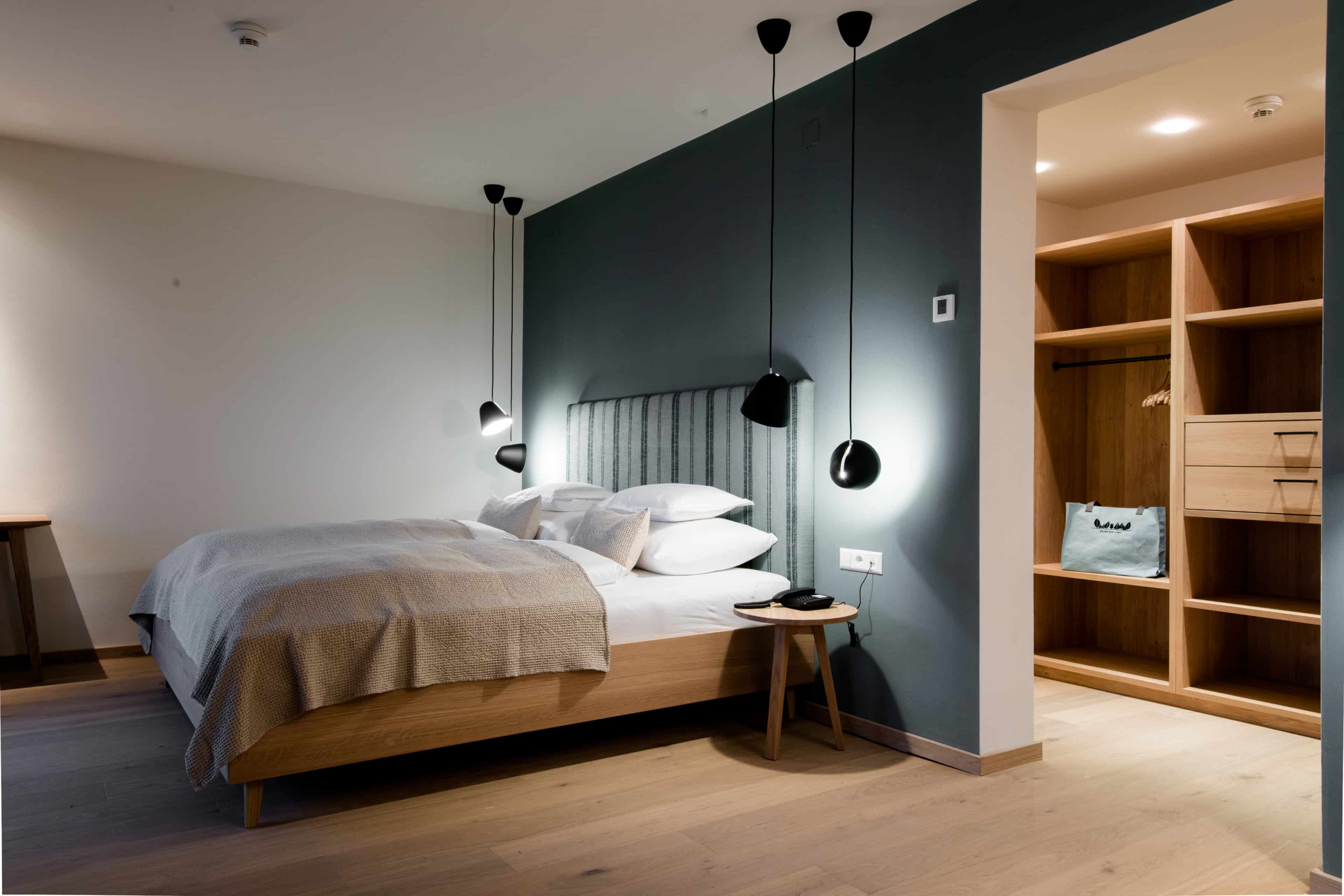 Doppelbett im Wohnstudio des Daberer