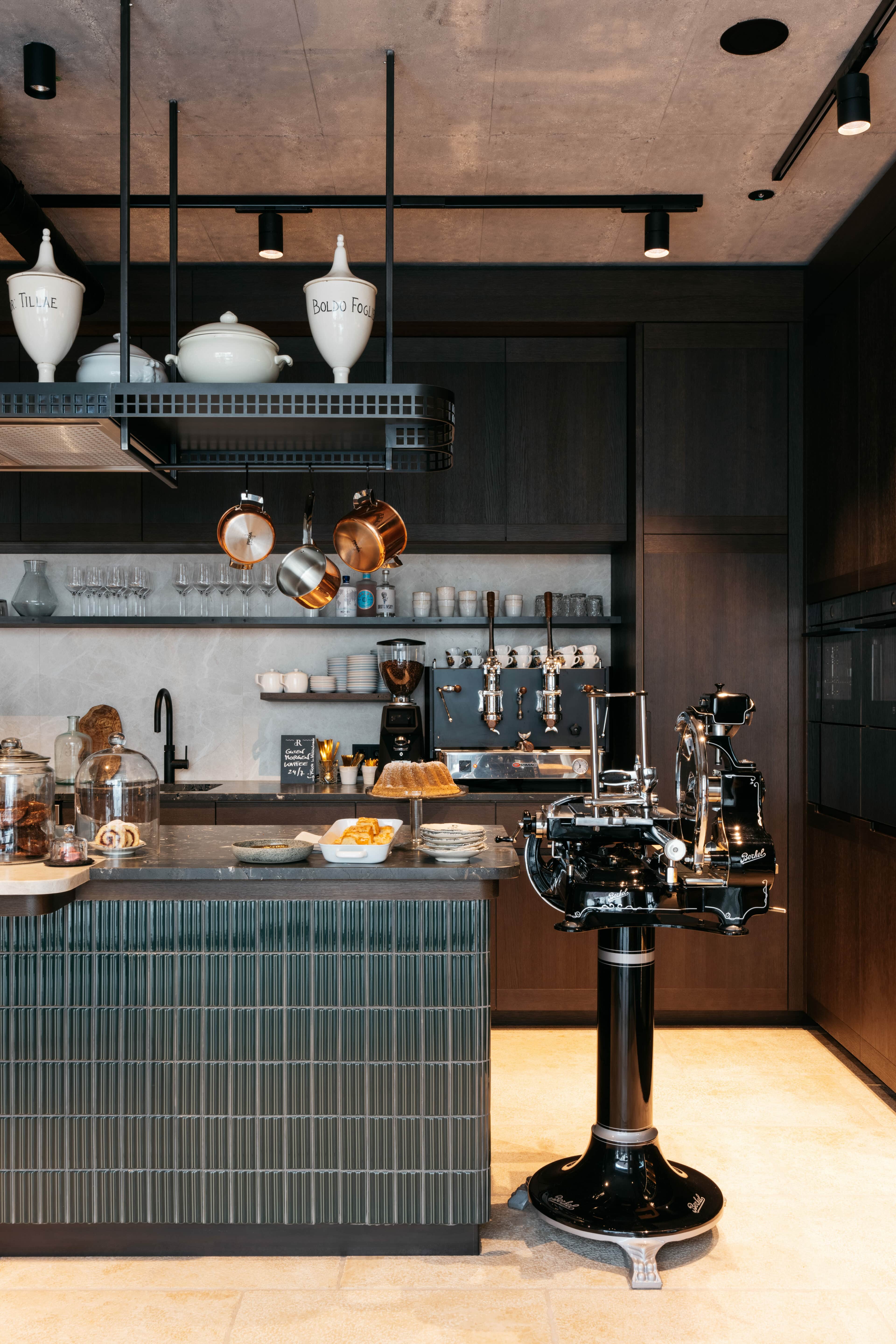 Bar mit Berkel-Maschine im Refugium Lunz