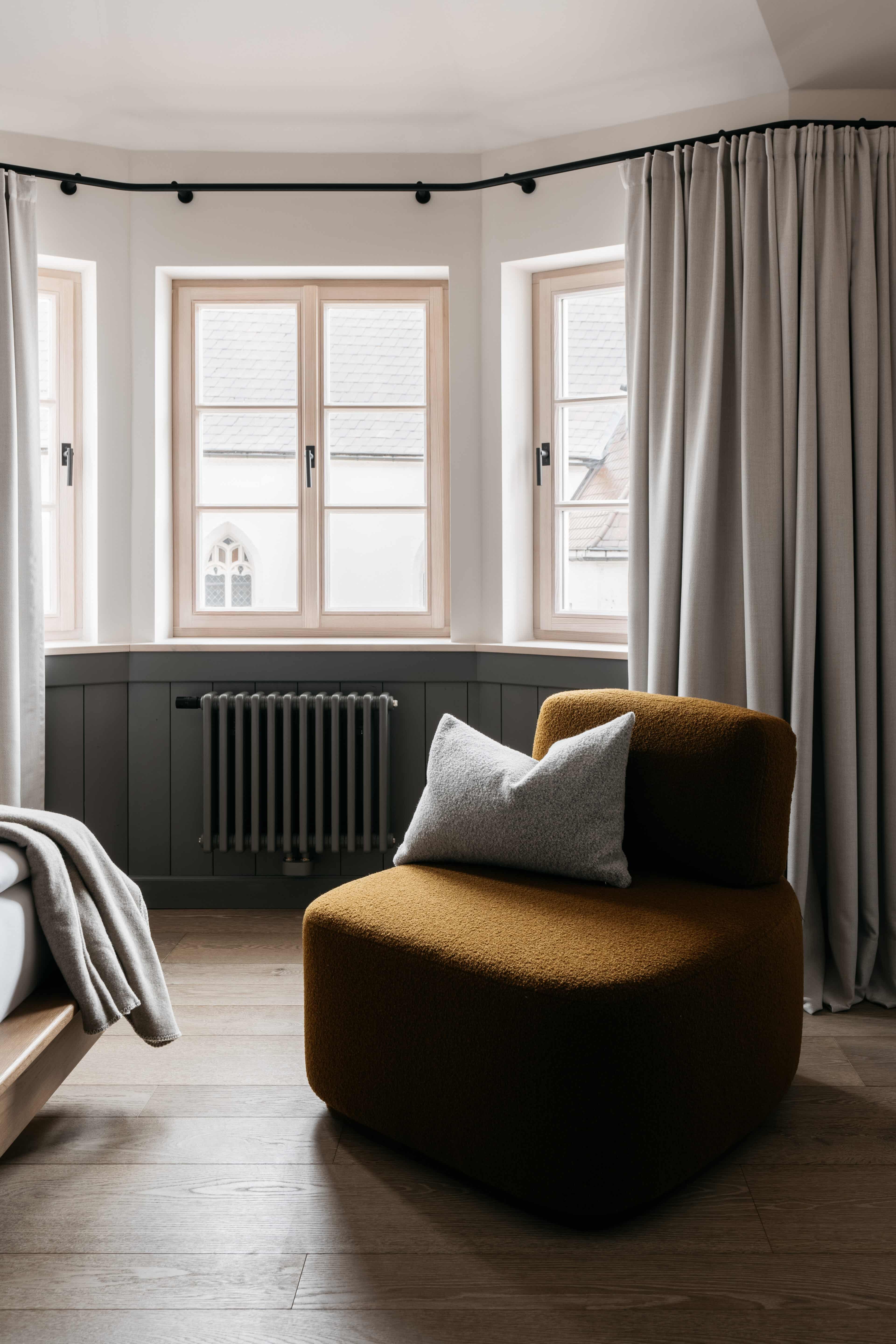 Sessel vor Fenster im Refugium Lunz