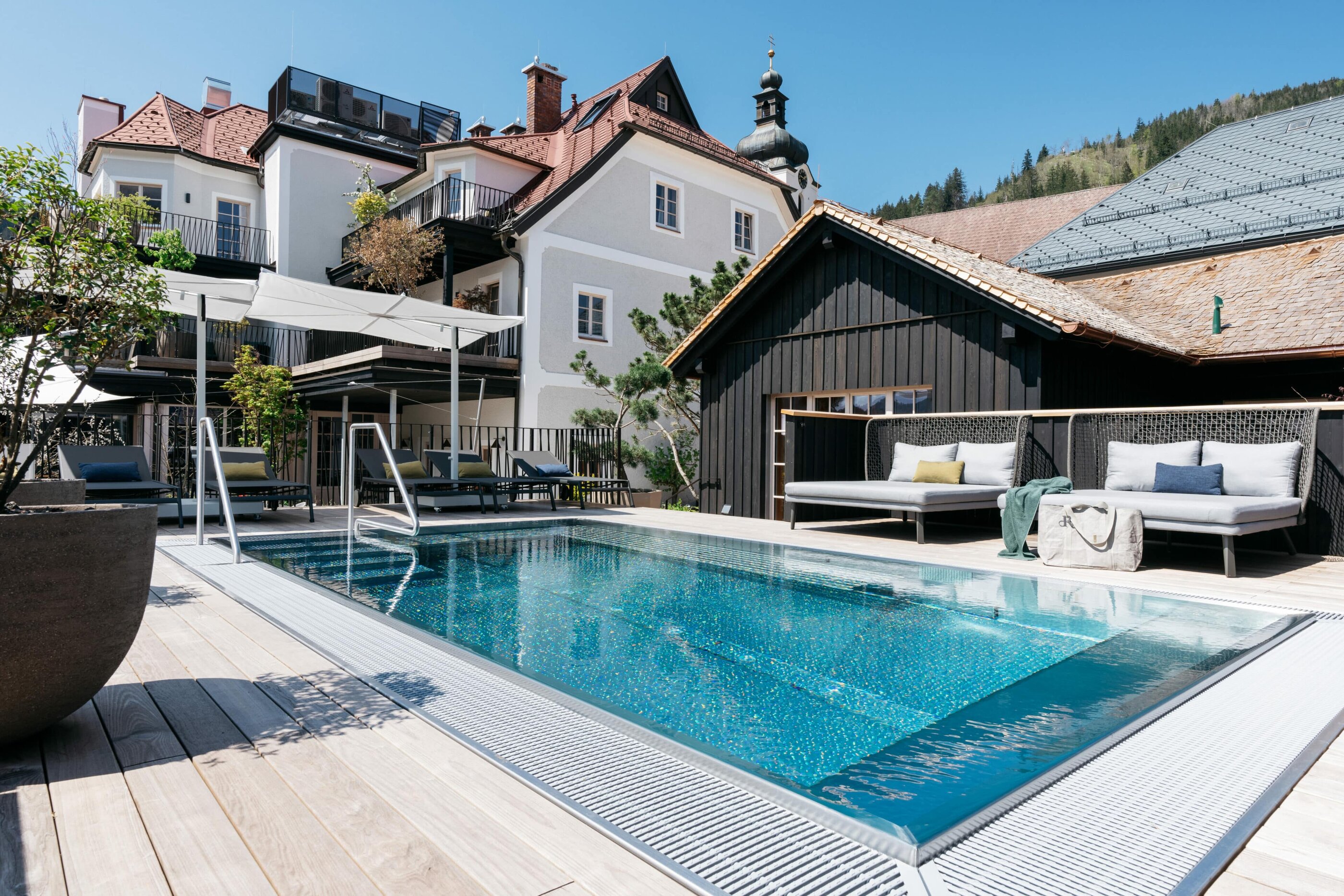 Pool und Haus im Hintergrund Refugium Lunz