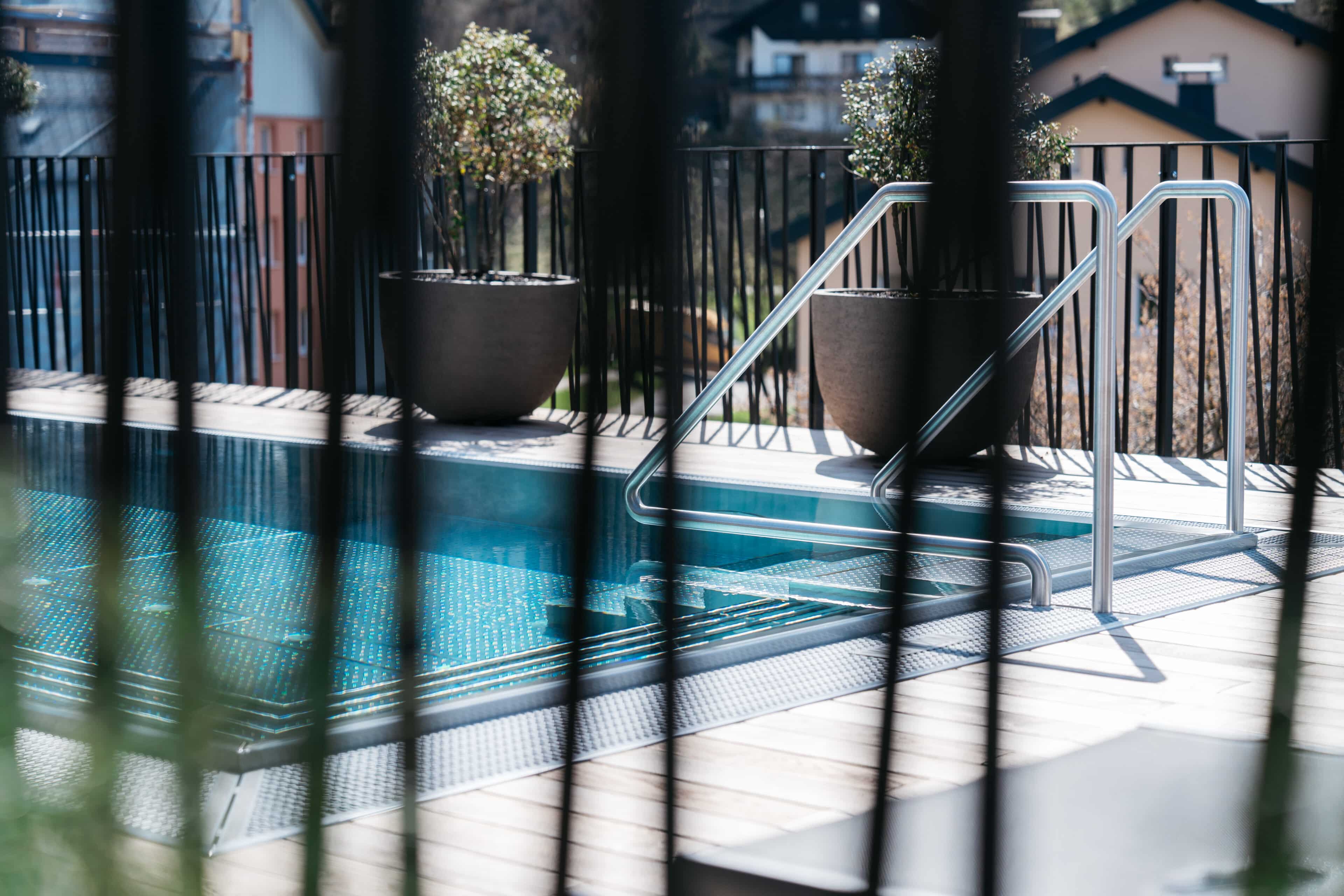 Blick auf den Pool durch Zaun im Refugium Lunz