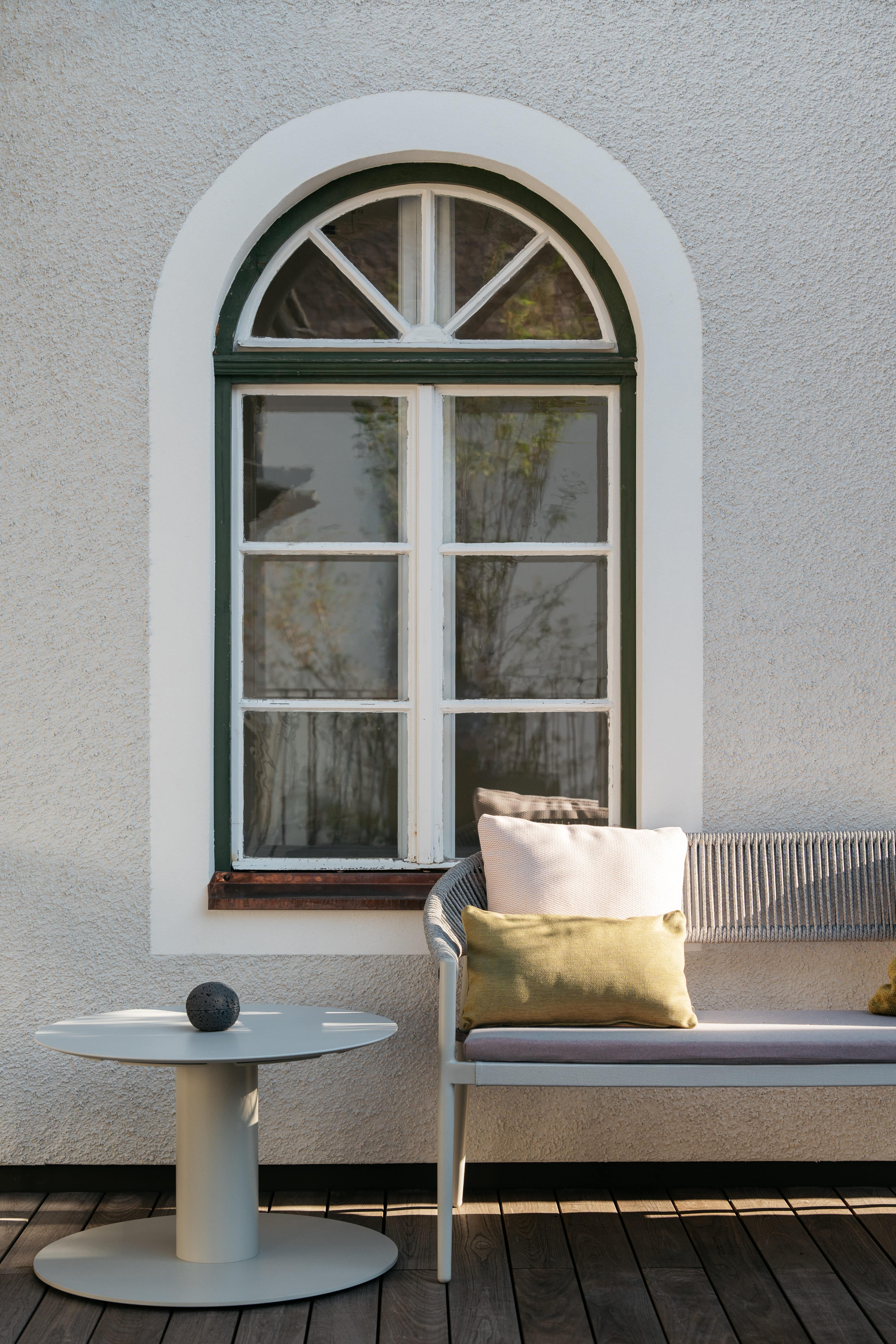 Outdoorsitzplatz vor Bogenfenster im Refugium Lunz