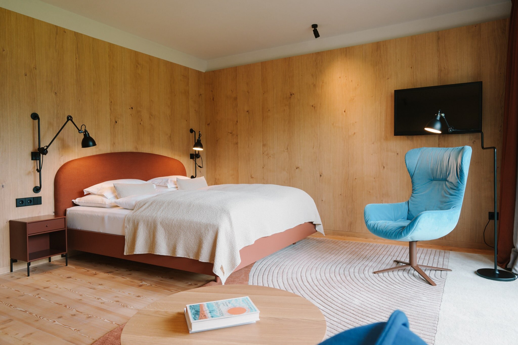 Zimmer mit Bett und Sessel im Daberer