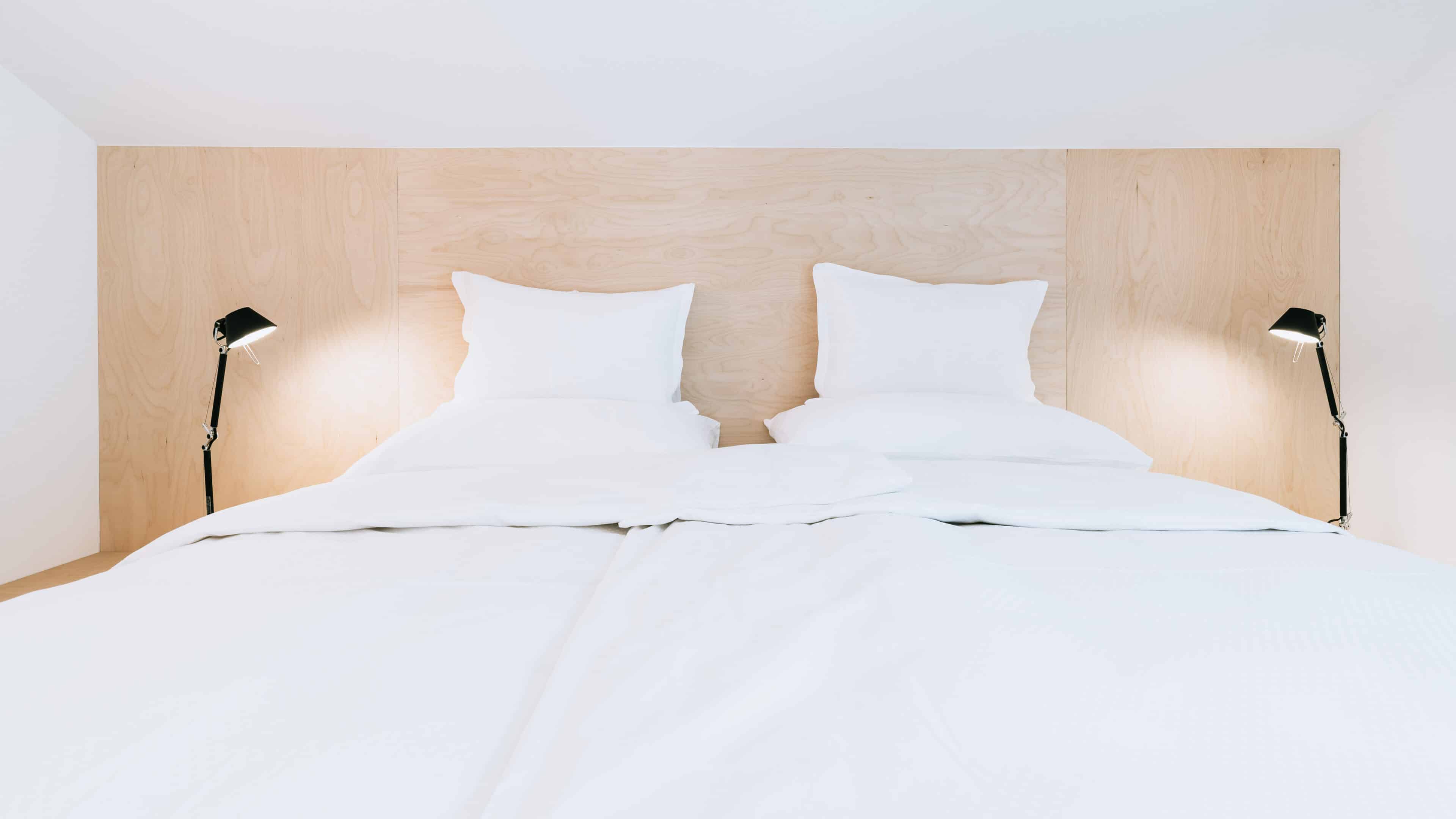 Doppelbett mit Leseleuchten im Hotel Tanzer