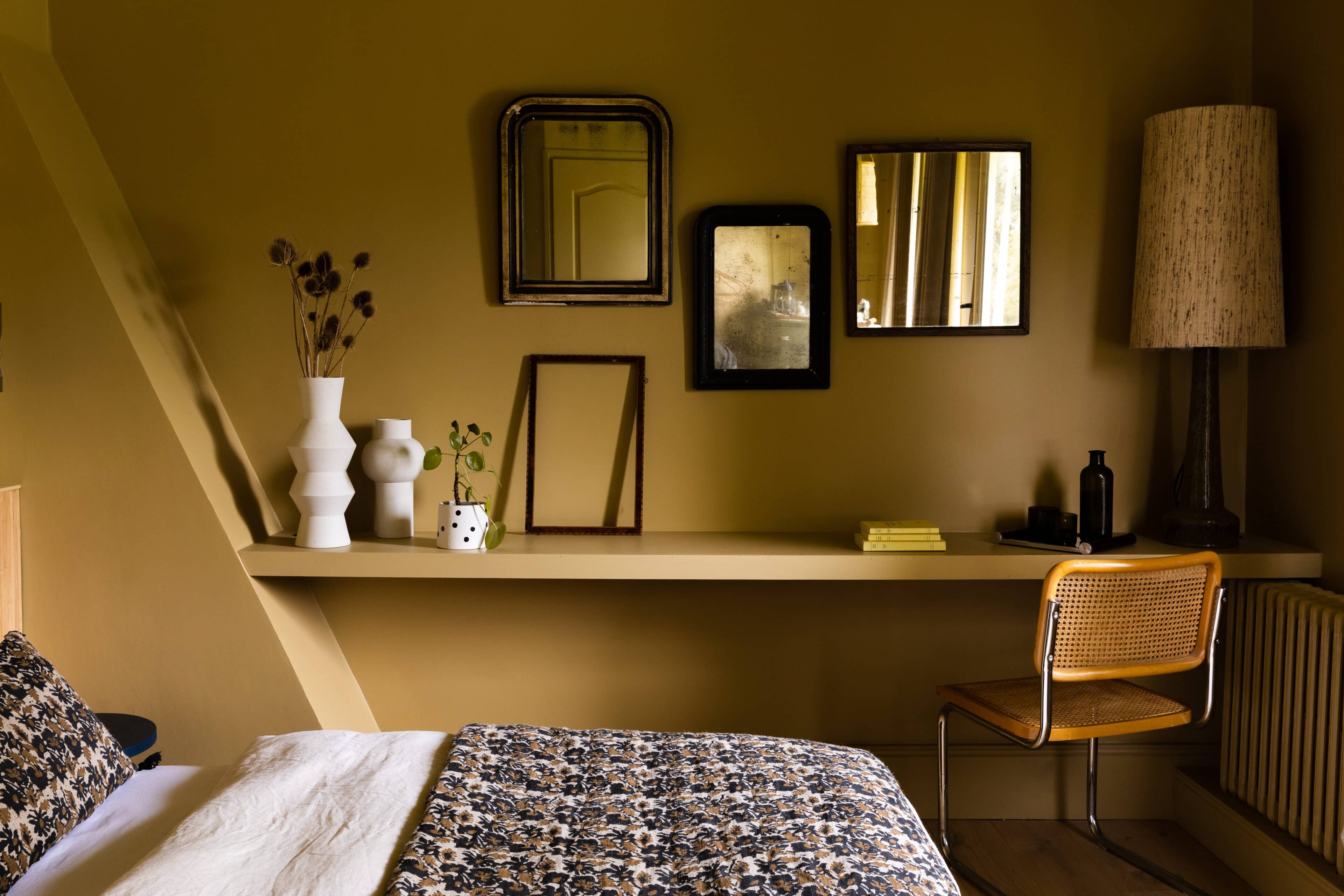 Wand mit Spiegeln im Doppelzimmer im Moulin Moulin